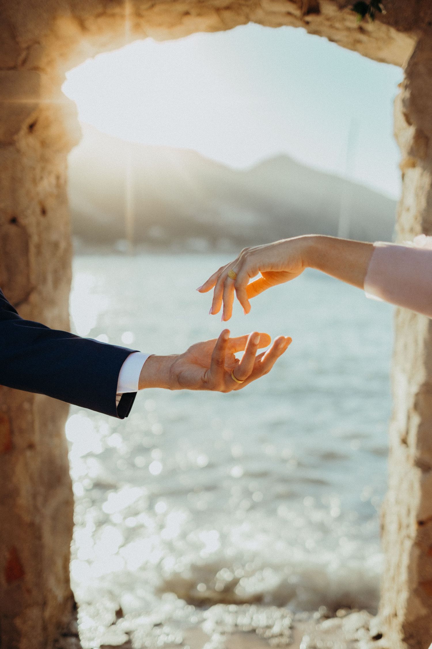 Wedding portraits featuring Sicily’s traditional whitewashed houses and blue sea.