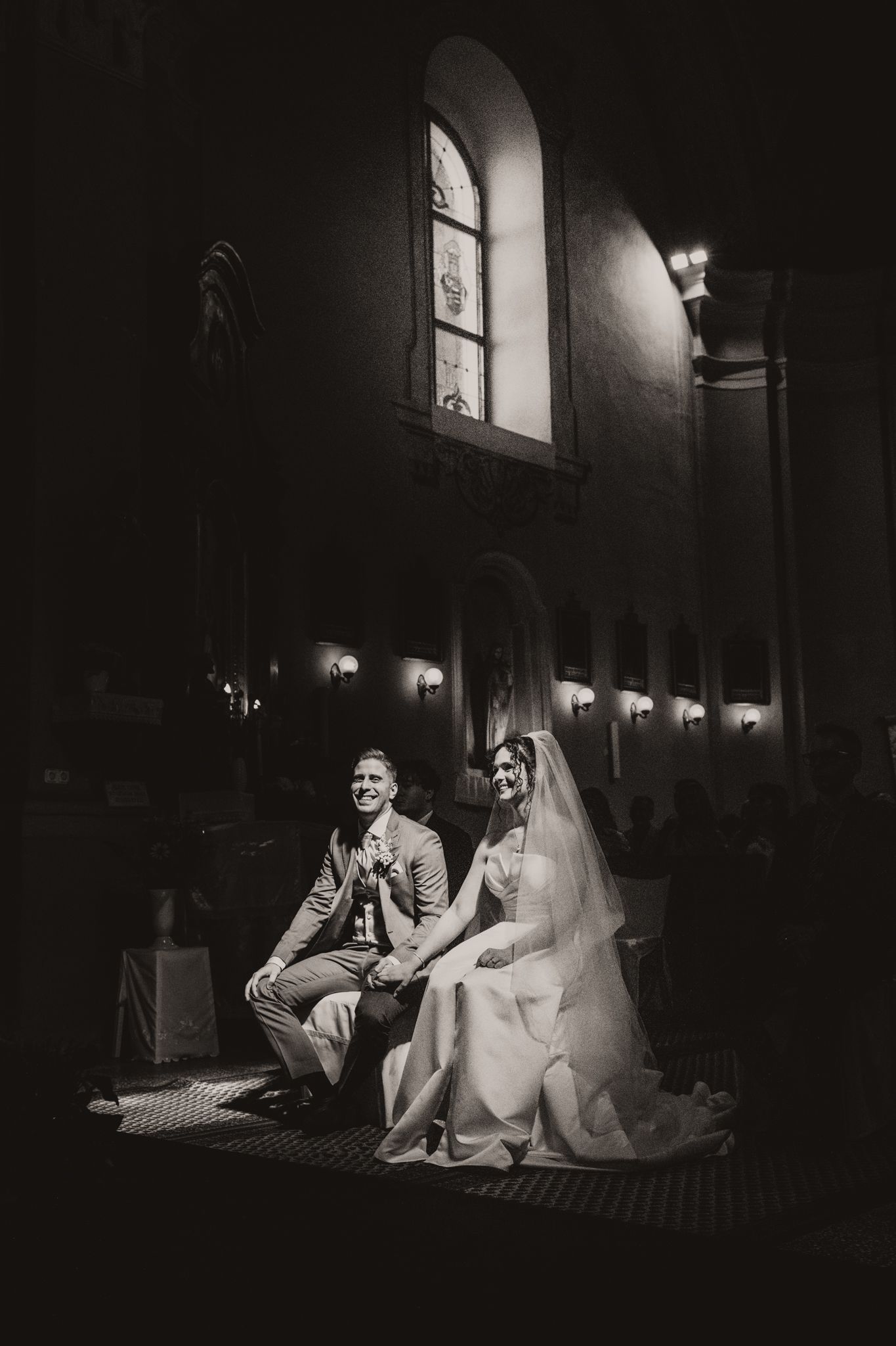 Romantic hand-in-hand moment during emotional páros fotózás.