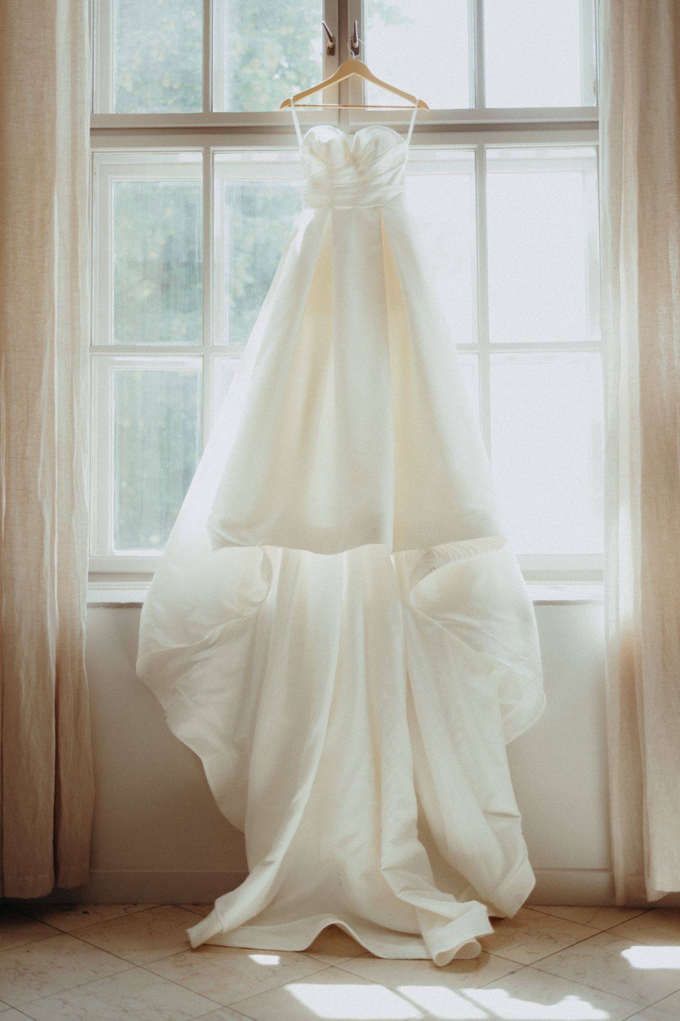Bride’s details photographed during fine-art esküvői kreatív fotózás.
