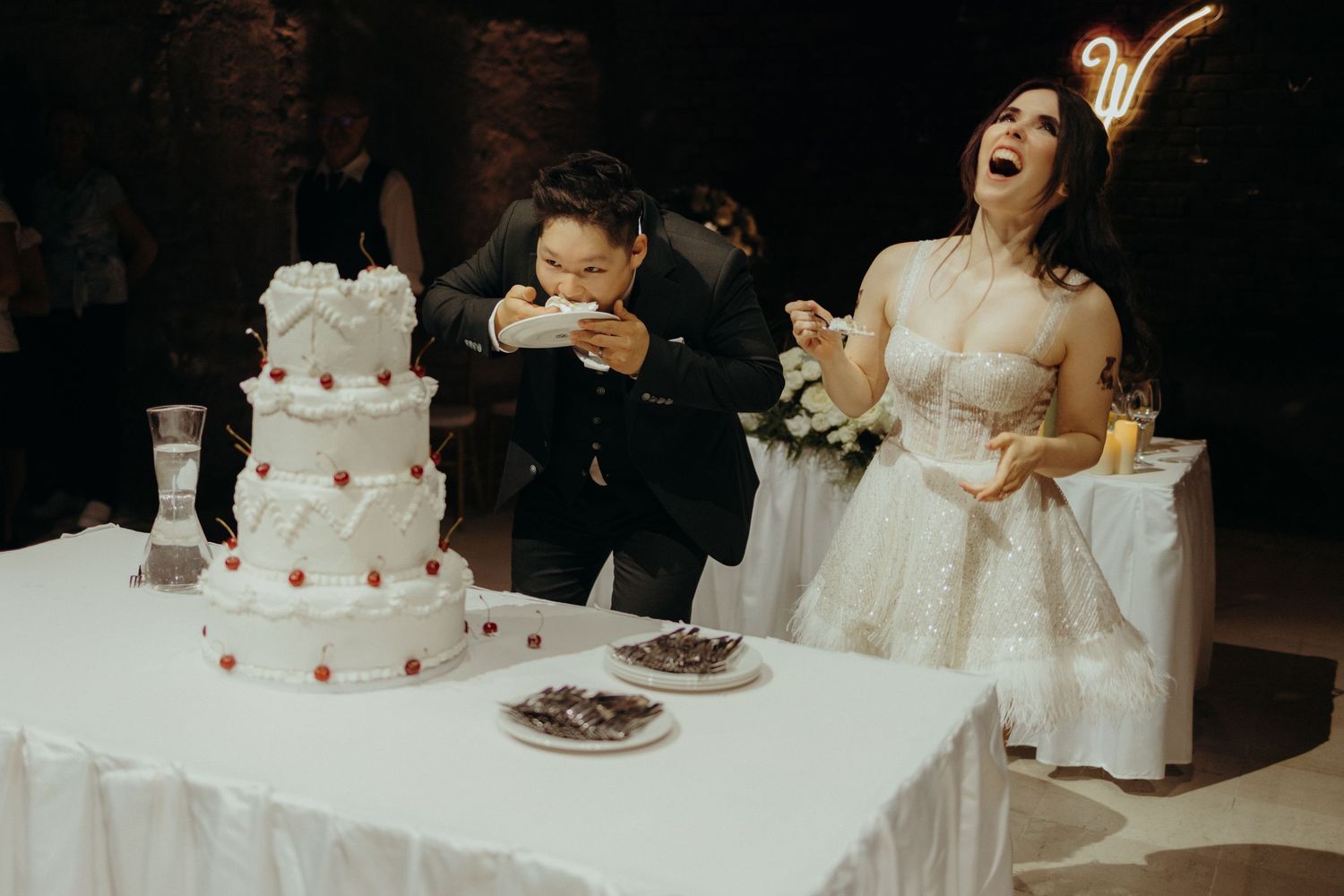 Bride laughing naturally during lively esküvői fotózás.