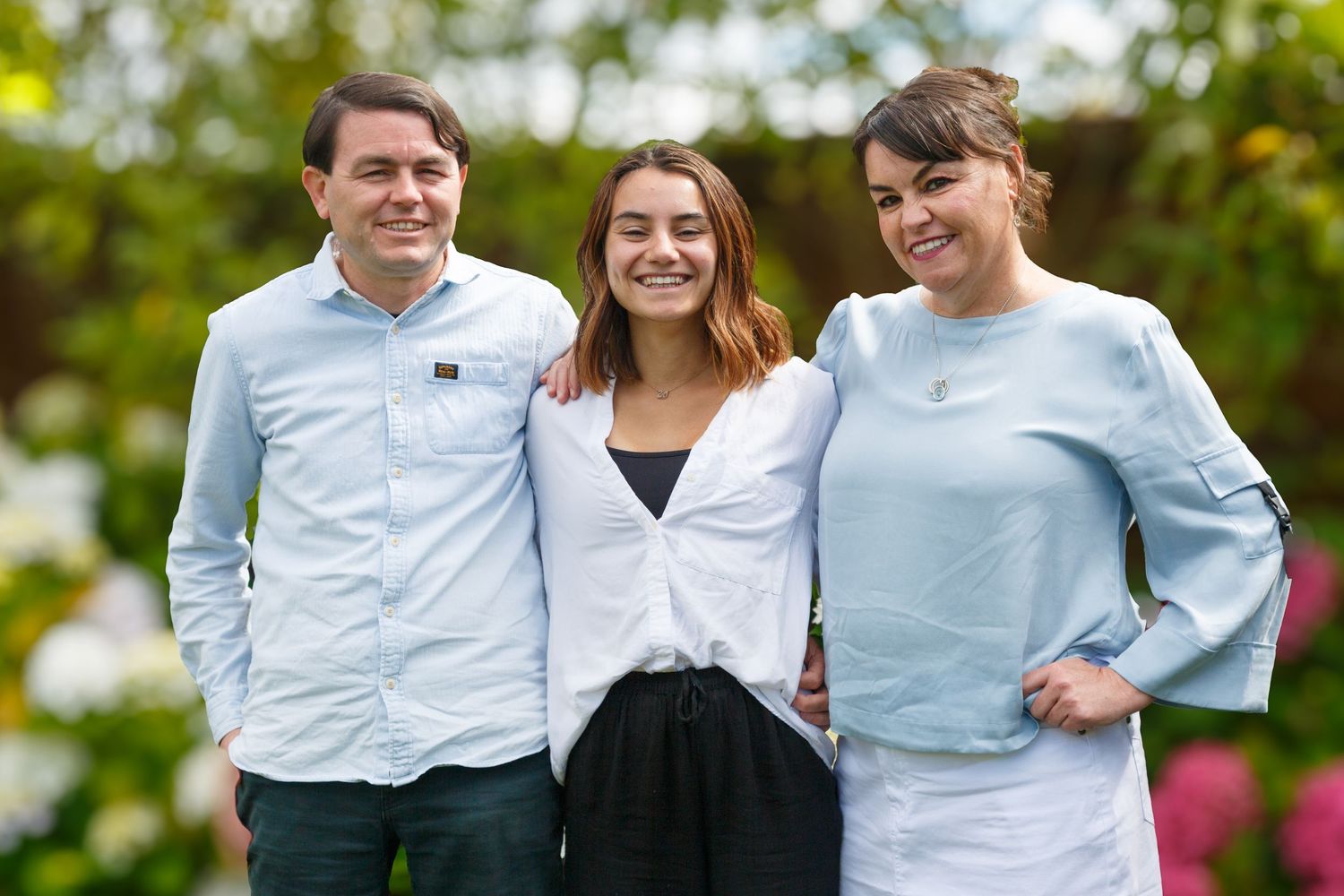 relaxed family outdoor portraits with natural light