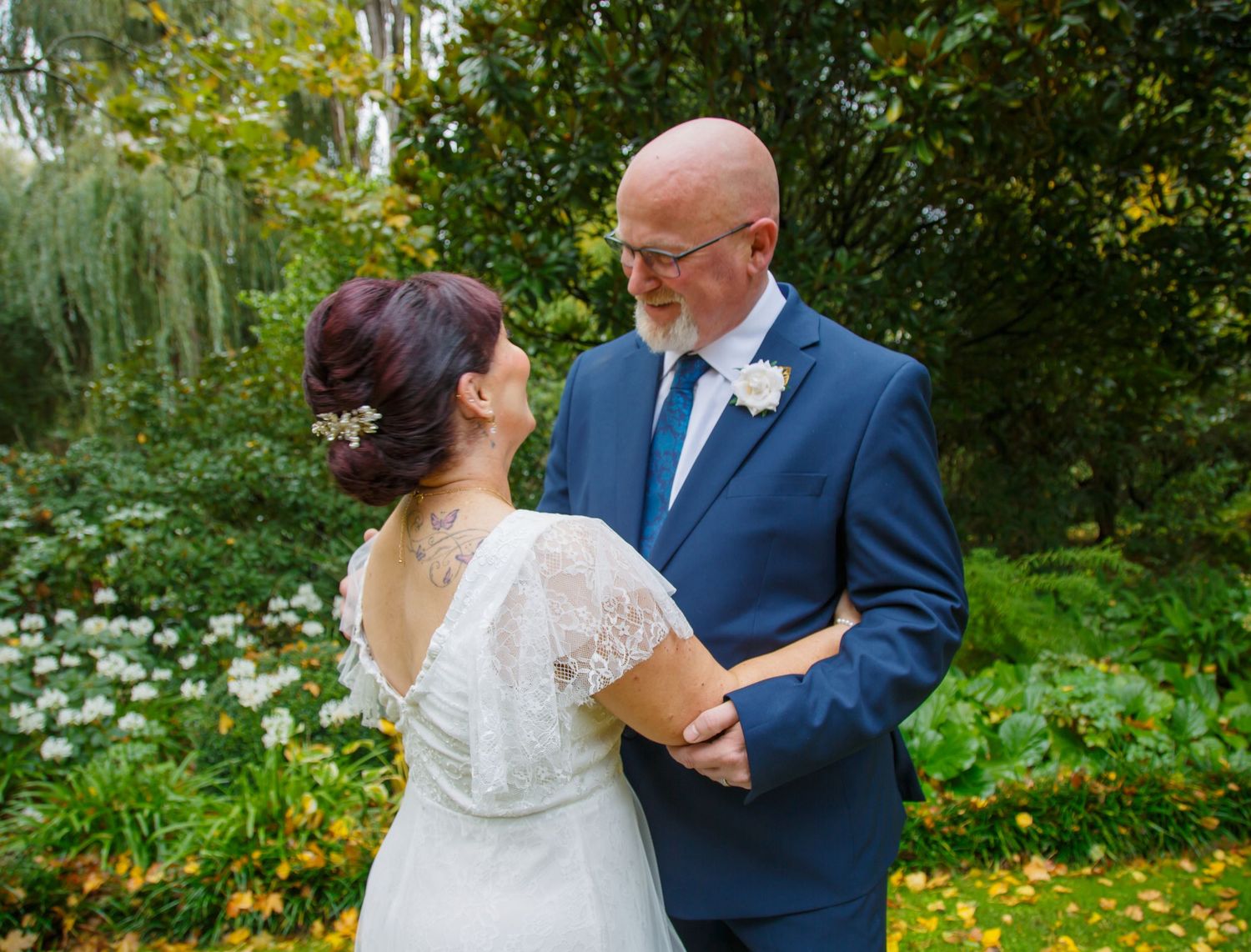 Lisa and Dean wedding loving looks and candid wedding images