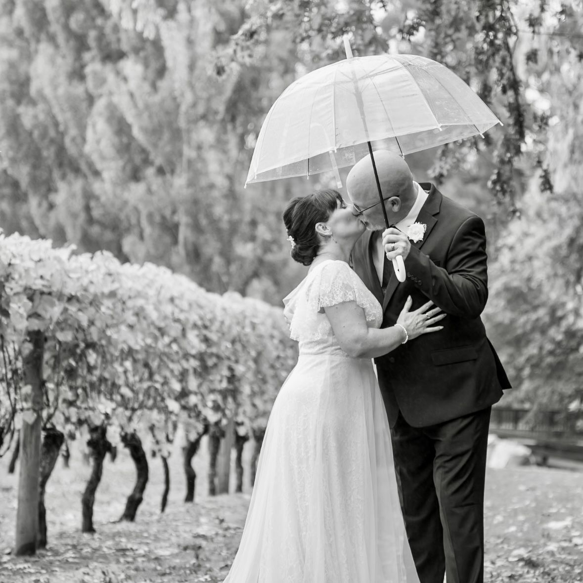 Rainy day wedding in the vineyard black and white