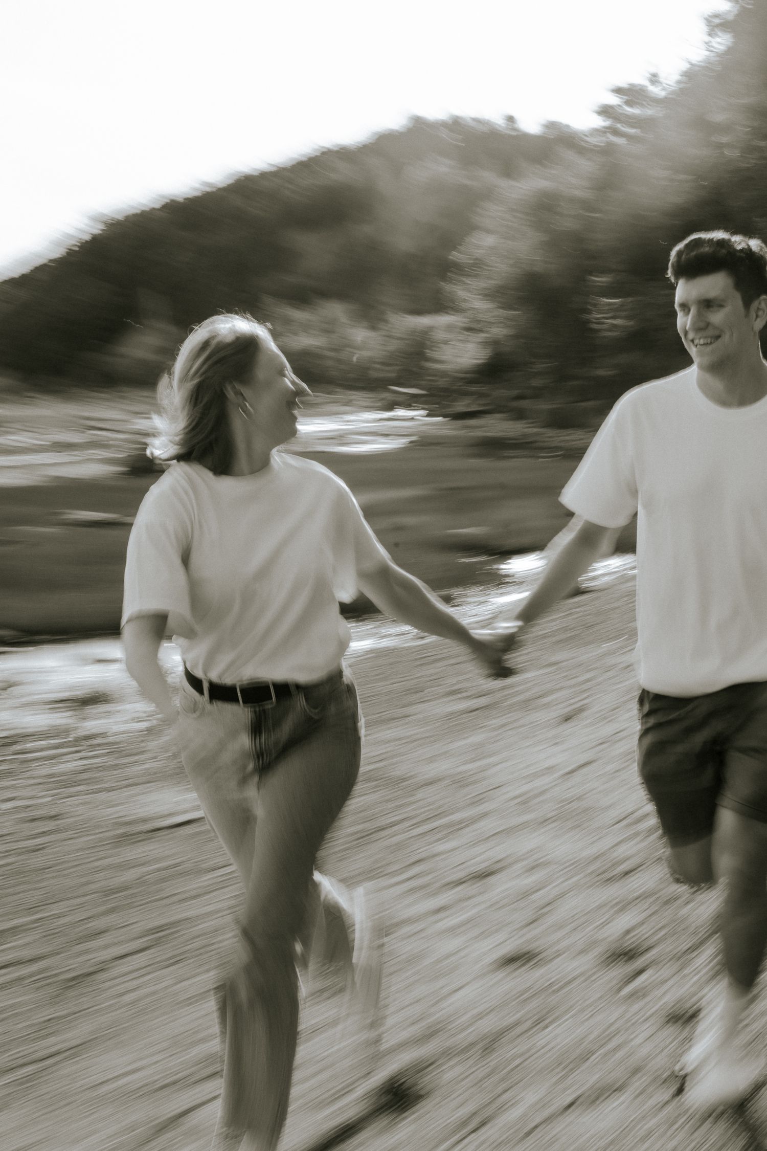 Séquence en noir et blanc d'un couple marchant ensemble, captée en flou artistique.