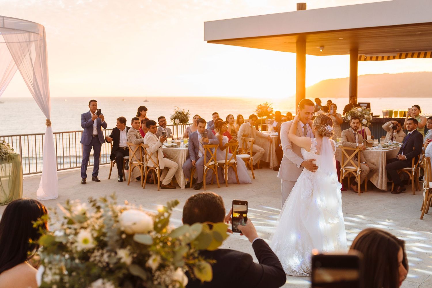 Recepción de boda en la terraza del Hotel Marriott Mazatlán frente al mar; los novios bailando durante la golden hour