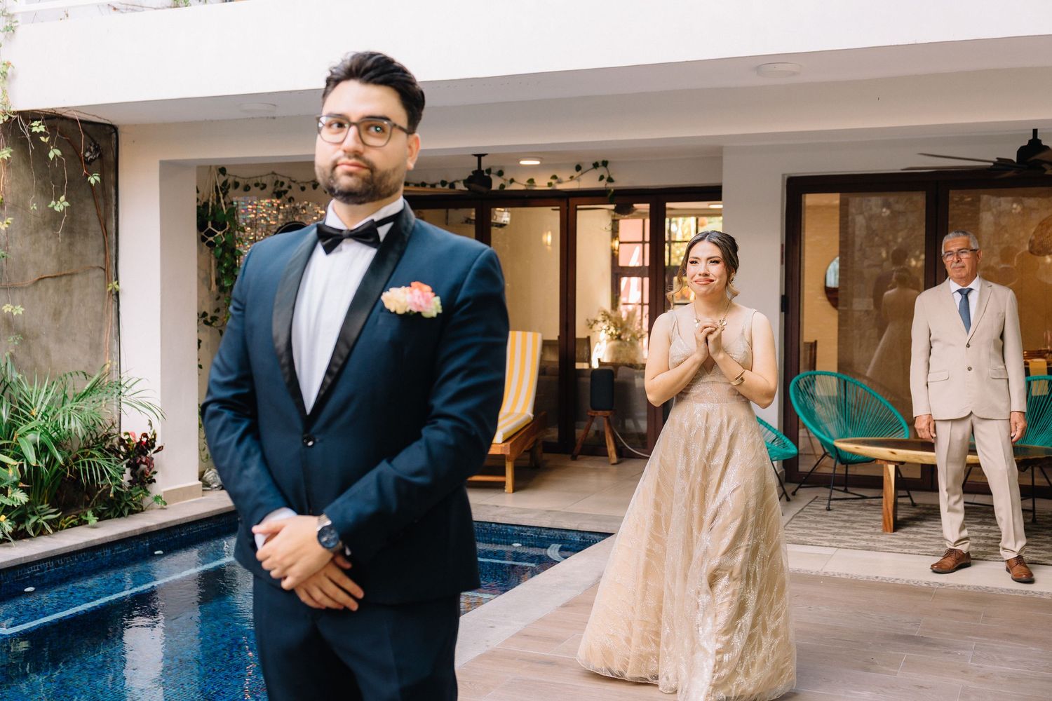 First look de boda en Casa Nereida, Centro Histórico de Mazatlán, novia acercándose al novio antes de la ceremonia