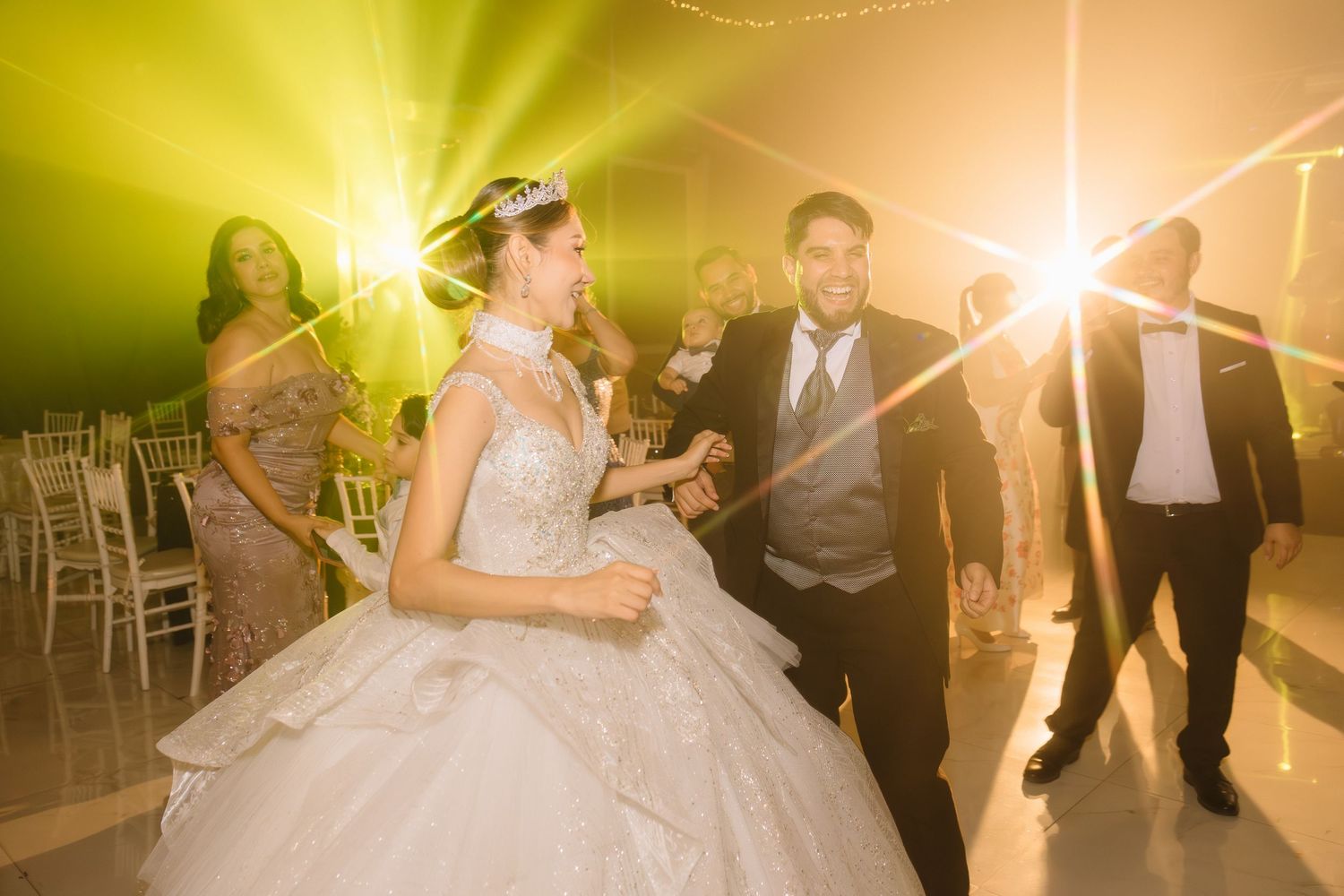 Pareja de recién casados entrando con alegría a su fiesta de boda en el Salón Madison en Culiacán.