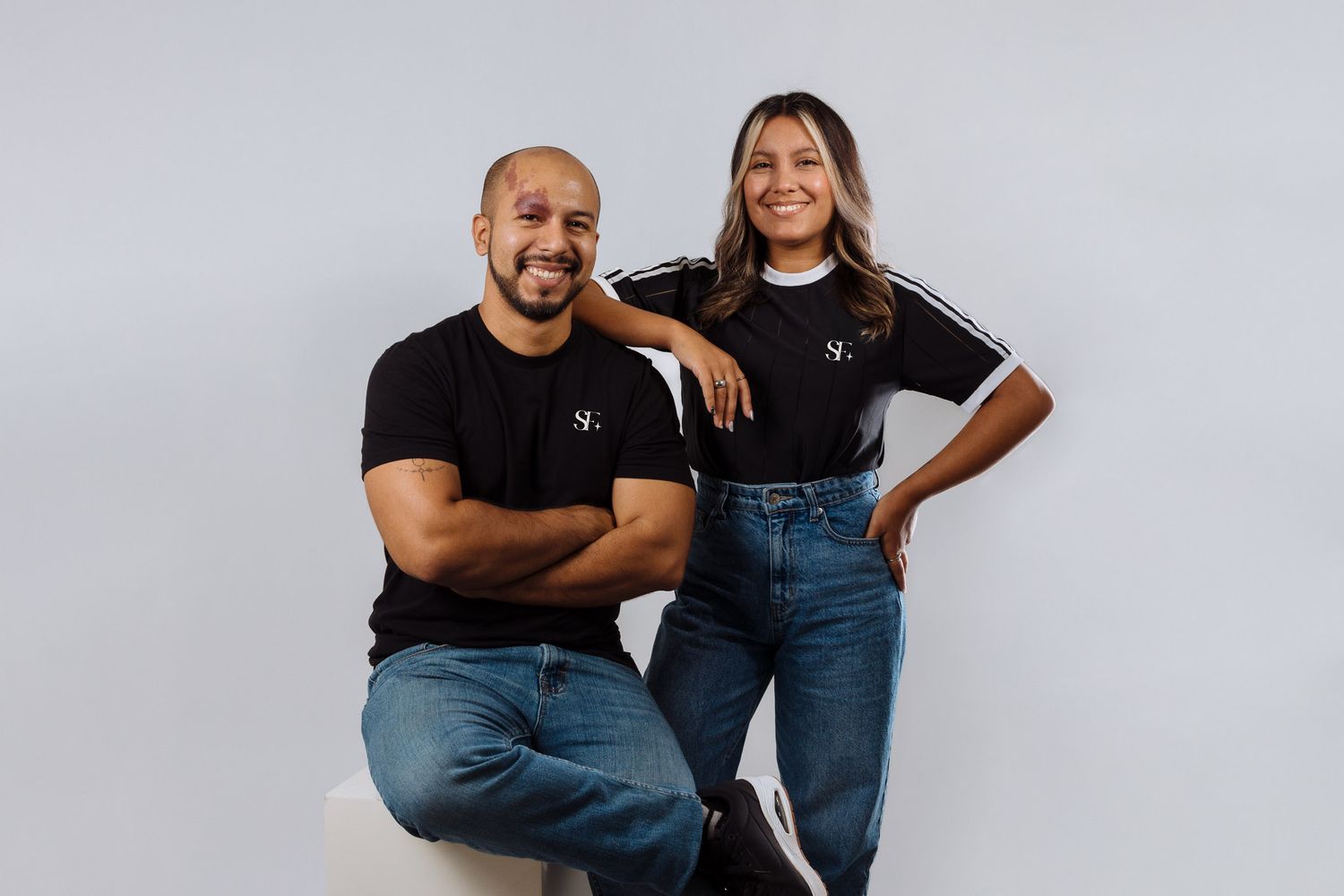 Fundadores de Semper Fotografía posando en estudio con fondo blanco, retrato profesional de equipo creativo