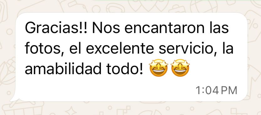 A mobile phone screenshot showing Spanish text messages with crown and heart emojis on a light background.