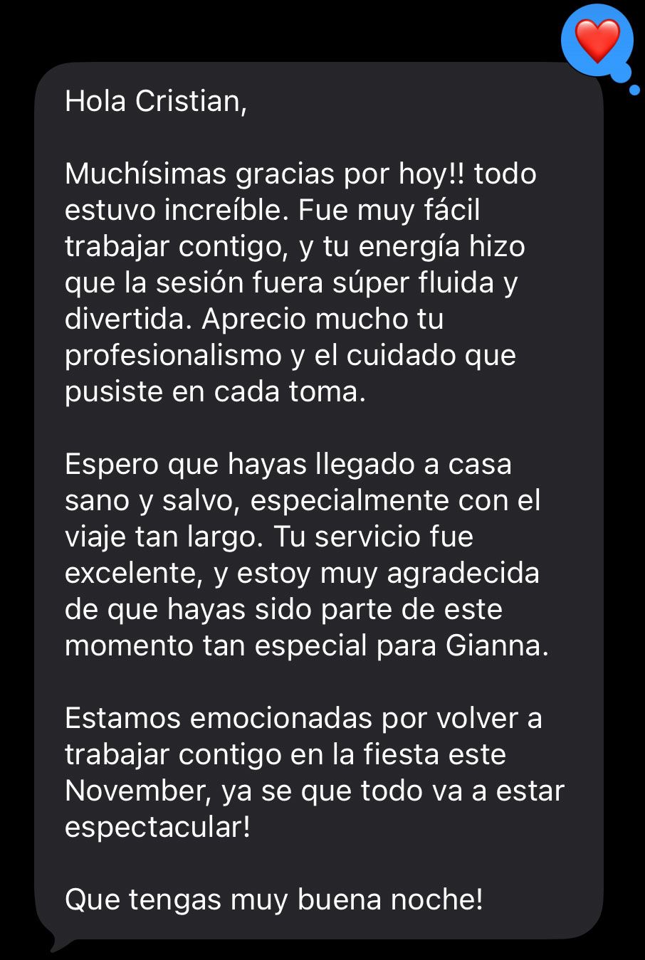 Spanish text messages showing a friendly conversation with heart emoji and blue chat bubbles.