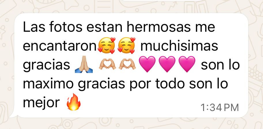 Text messages in Spanish showing appreciation with heart and praying hands emojis on a light background.