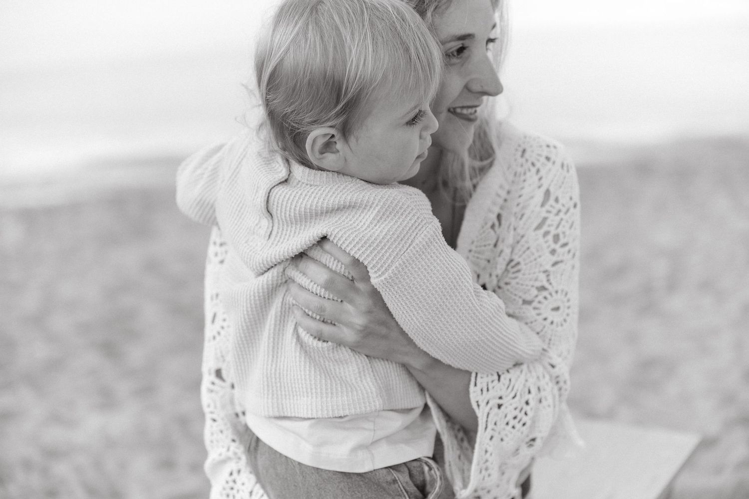 Moment tendre bébé maman maternité mini séance fête mère Vevey plage