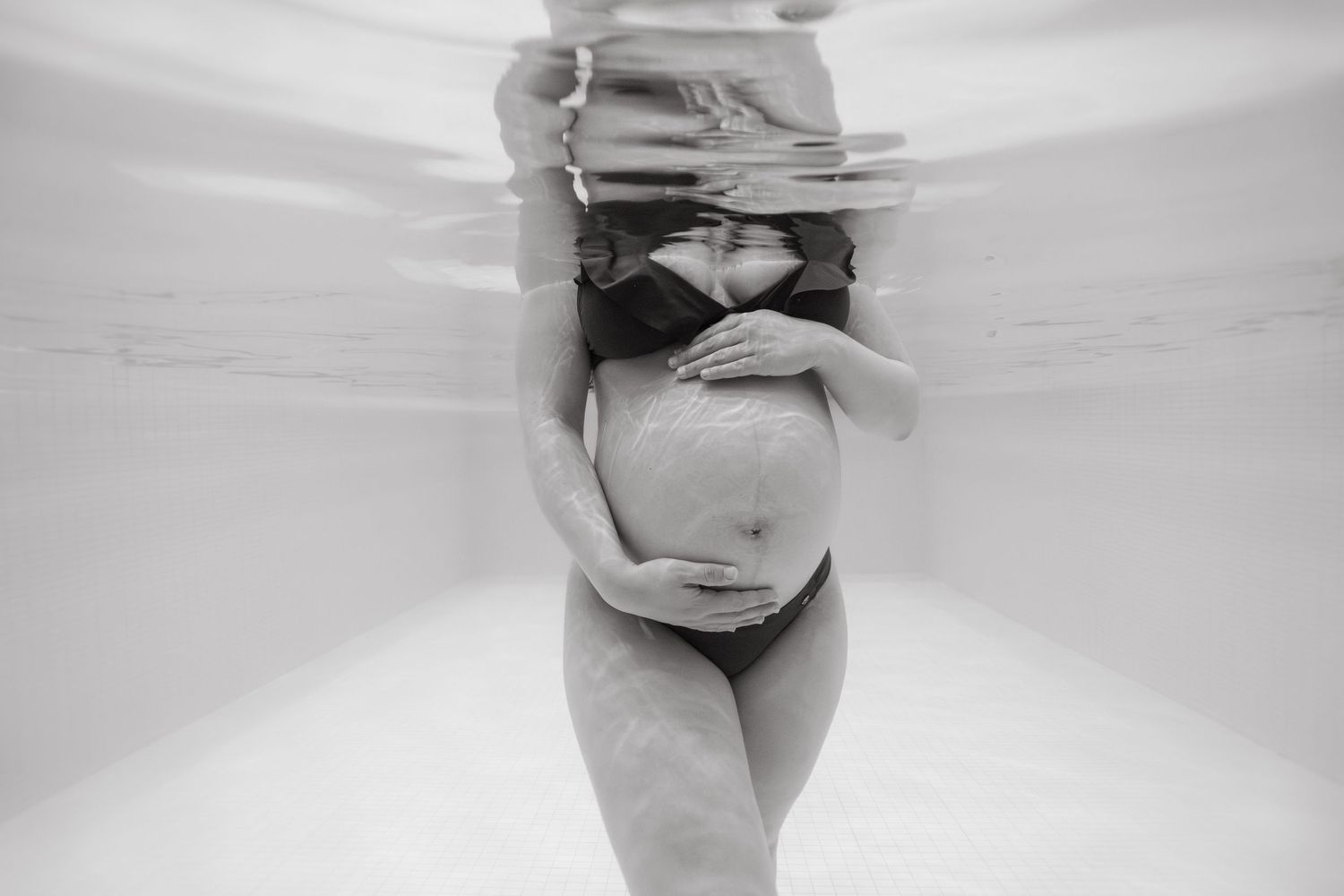 Photo de grossesse aquatique à Vevey, future maman dans l’eau lors d’une séance maternité