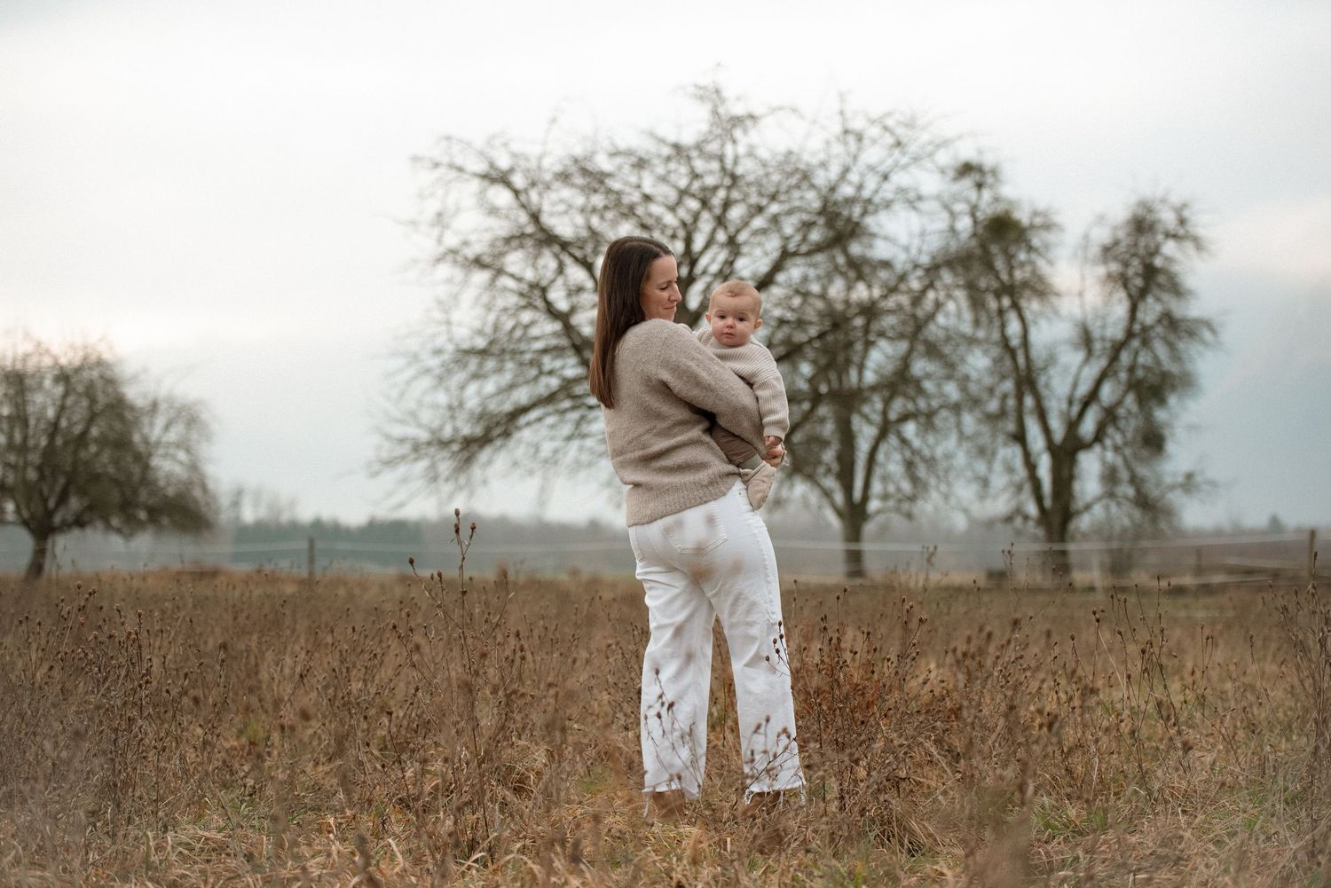 Séance photo famille naturelle à Vevey en lumière douce, portraits authentiques réalisés par Rana Moillen Photographie