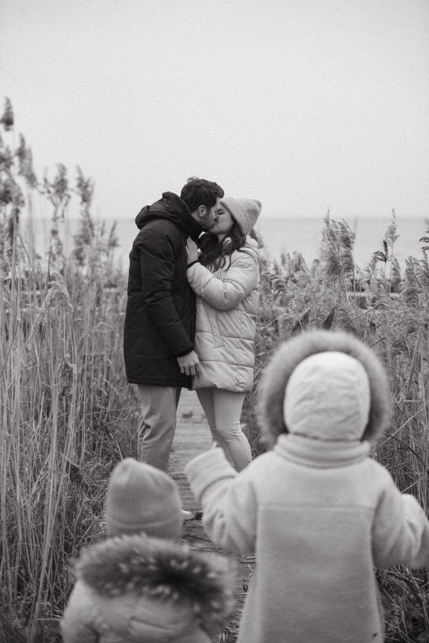 Séance photo famille naturelle à Vevey en lumière douce, portraits authentiques réalisés par Rana Moillen Photographie