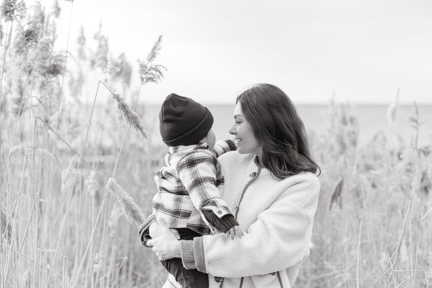 Rana Moillen, photographe grossesse et maternité à Vevey, avec son enfant en extérieur.