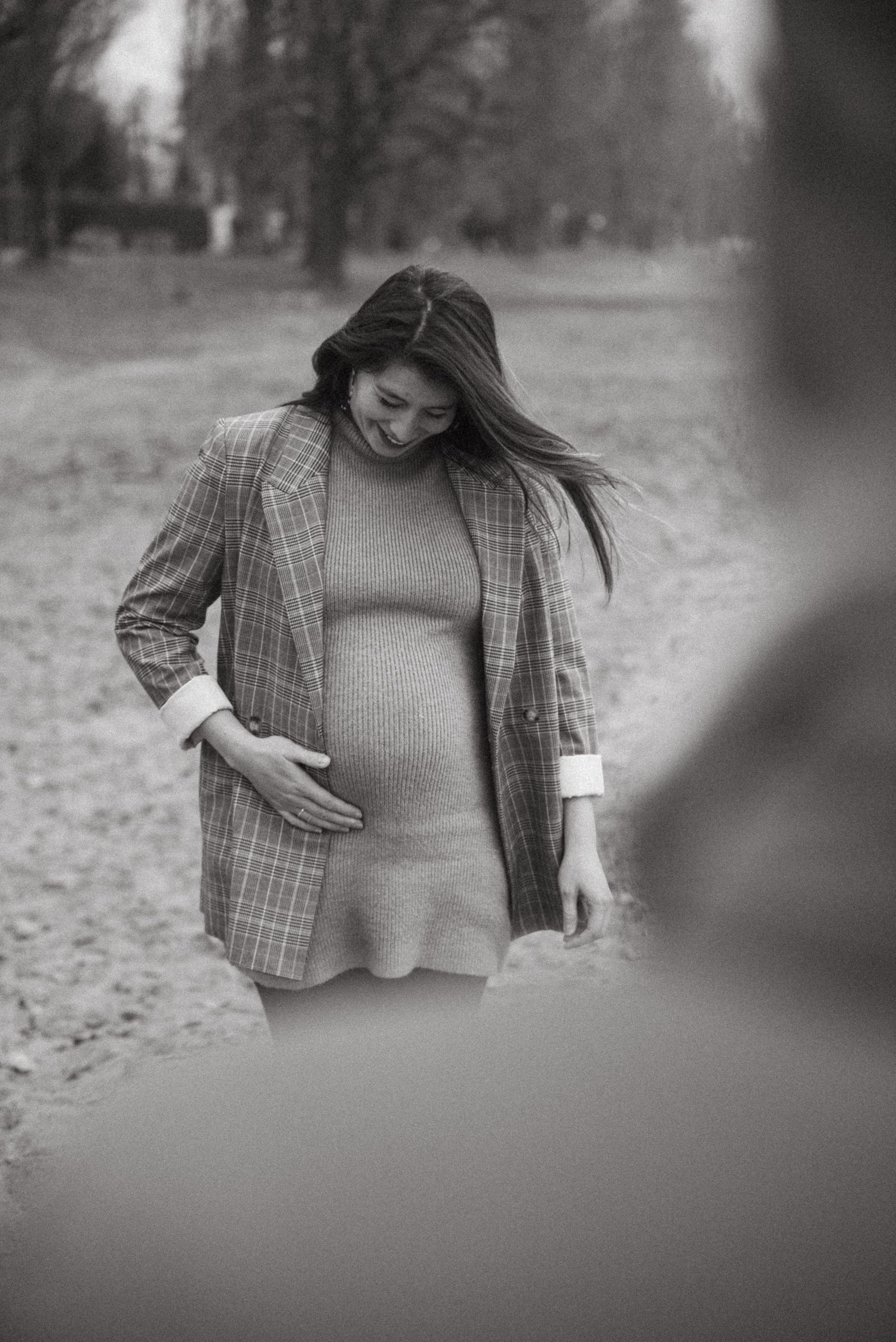 Séance grossesse en lumière naturelle à Vevey, portrait maternité élégant et poétique signé Rana Moillen Photographie
