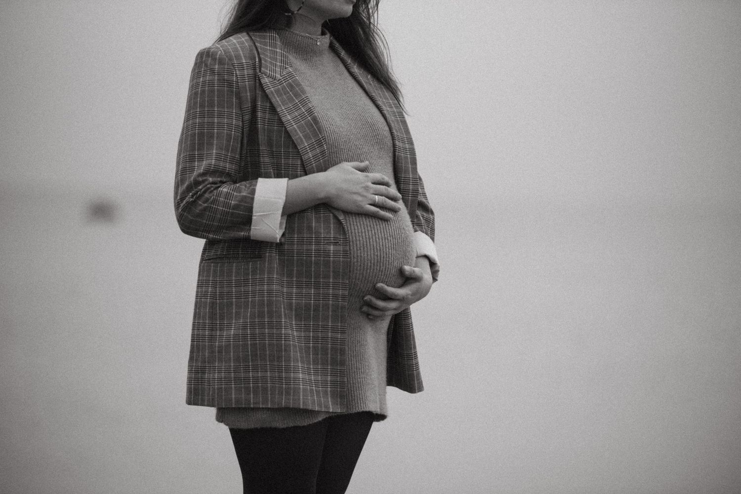Séance grossesse en lumière naturelle à Vevey, portrait maternité élégant et poétique signé Rana Moillen Photographie