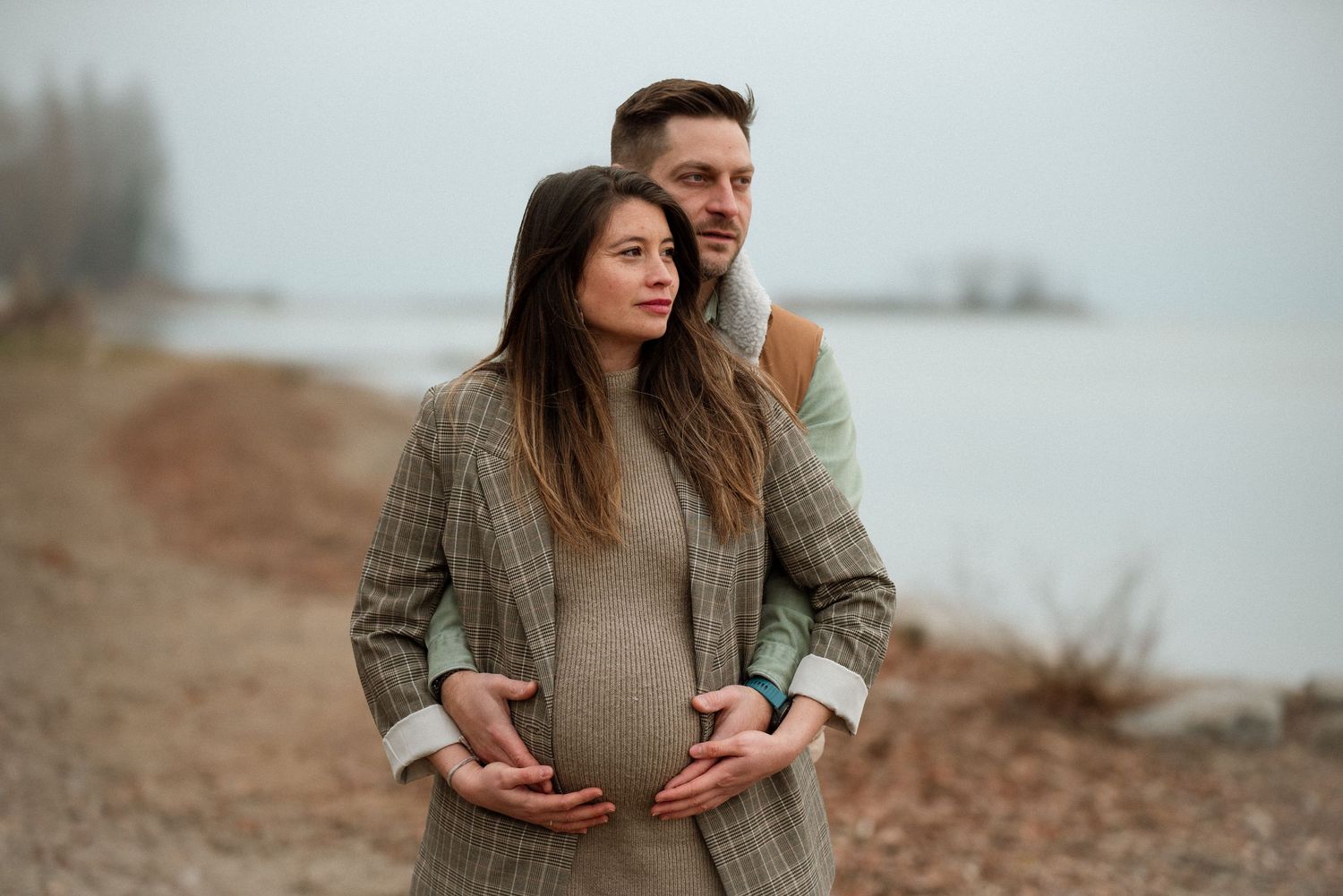 Séance grossesse en lumière naturelle à Vevey, portrait maternité élégant et poétique signé Rana Moillen Photographie