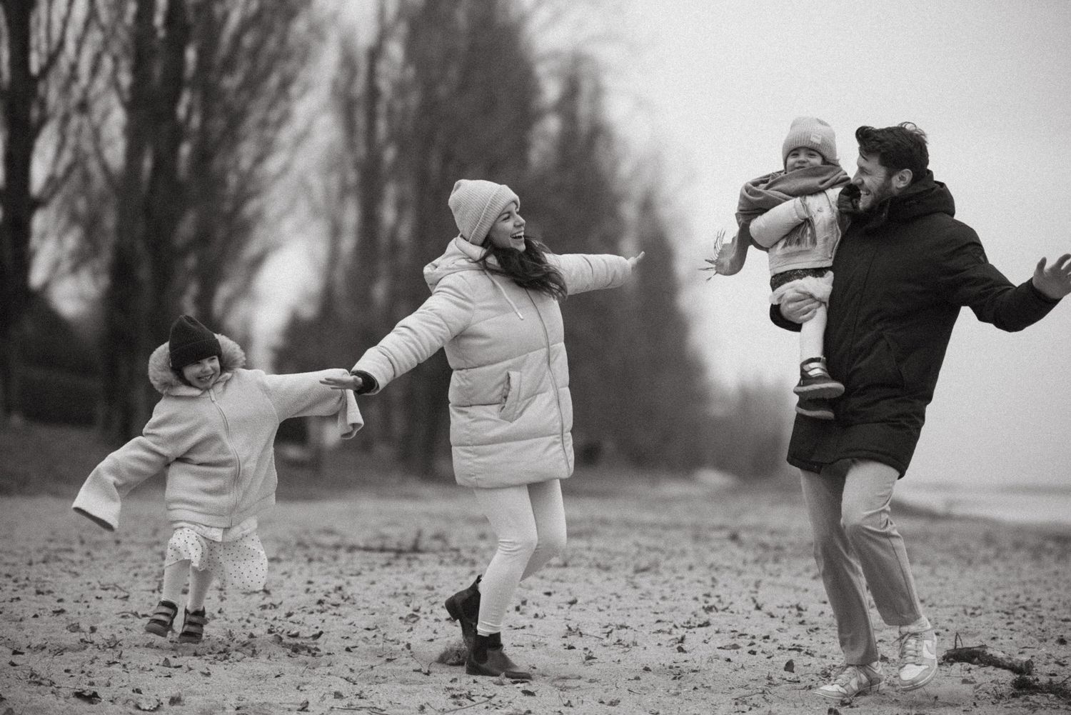 Séance photo famille naturelle à Vevey en lumière douce, portraits authentiques réalisés par Rana Moillen Photographie