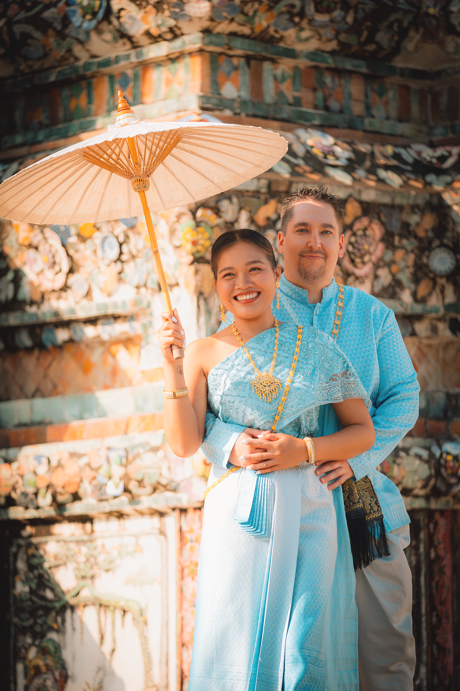 Couples photography at Wat Arun featuring a couple in traditional attire captured during a romantic portrait session.
