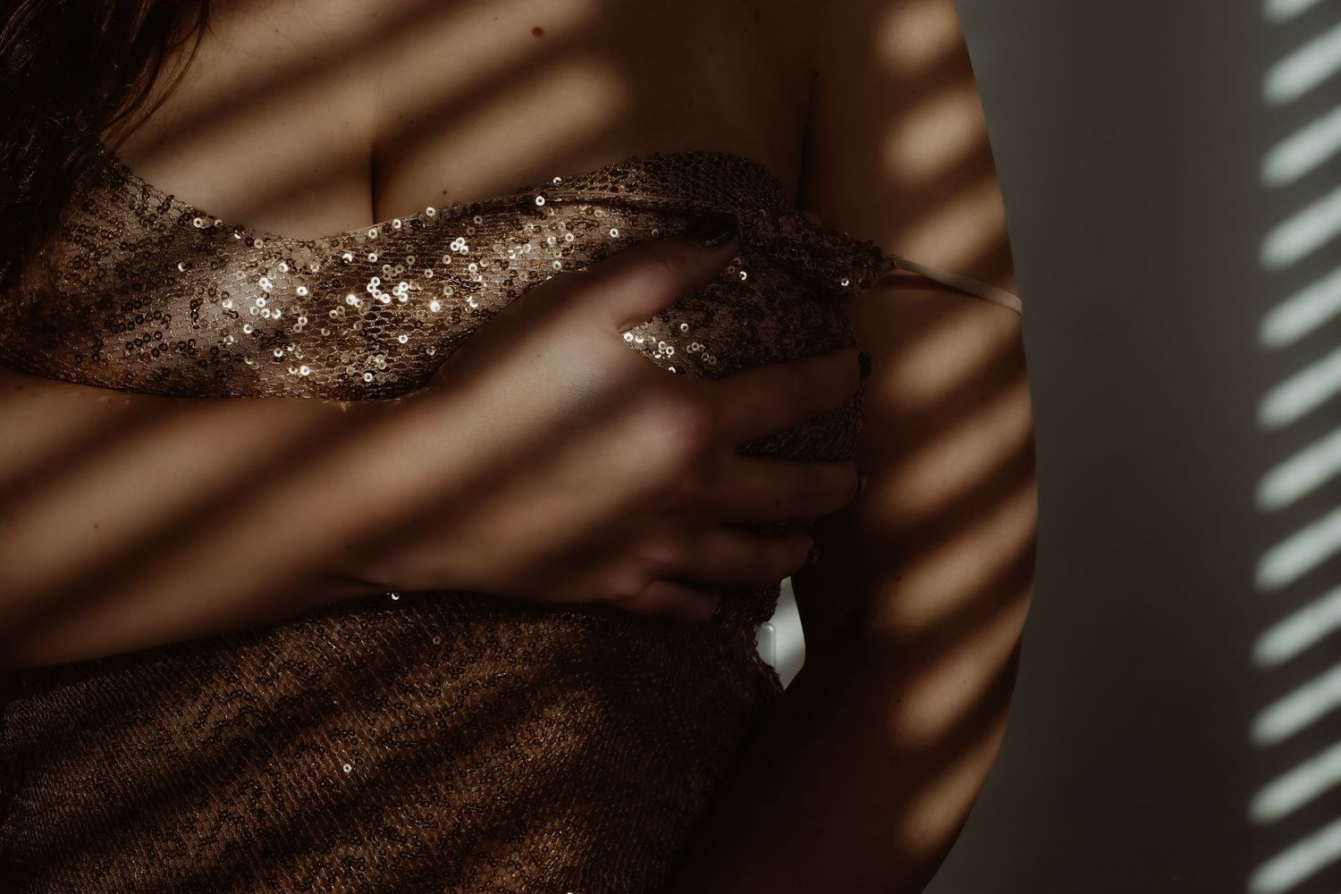 Detail van een vrouw in lingerie met licht en schaduw tijdens een boudoir fotoshoot
