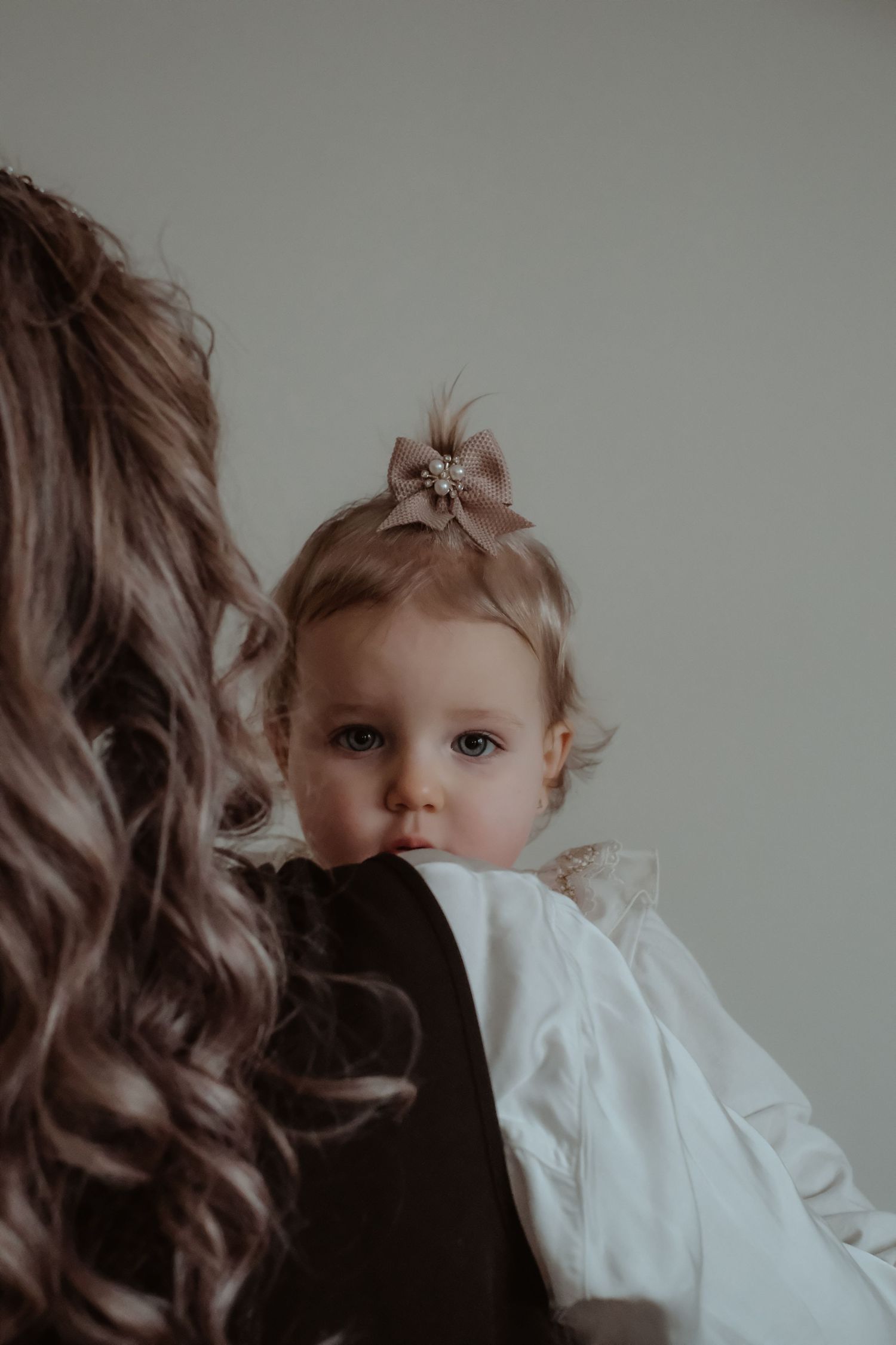 Moeder met haar jonge dochter tijdens een ontspannen motherhood shoot