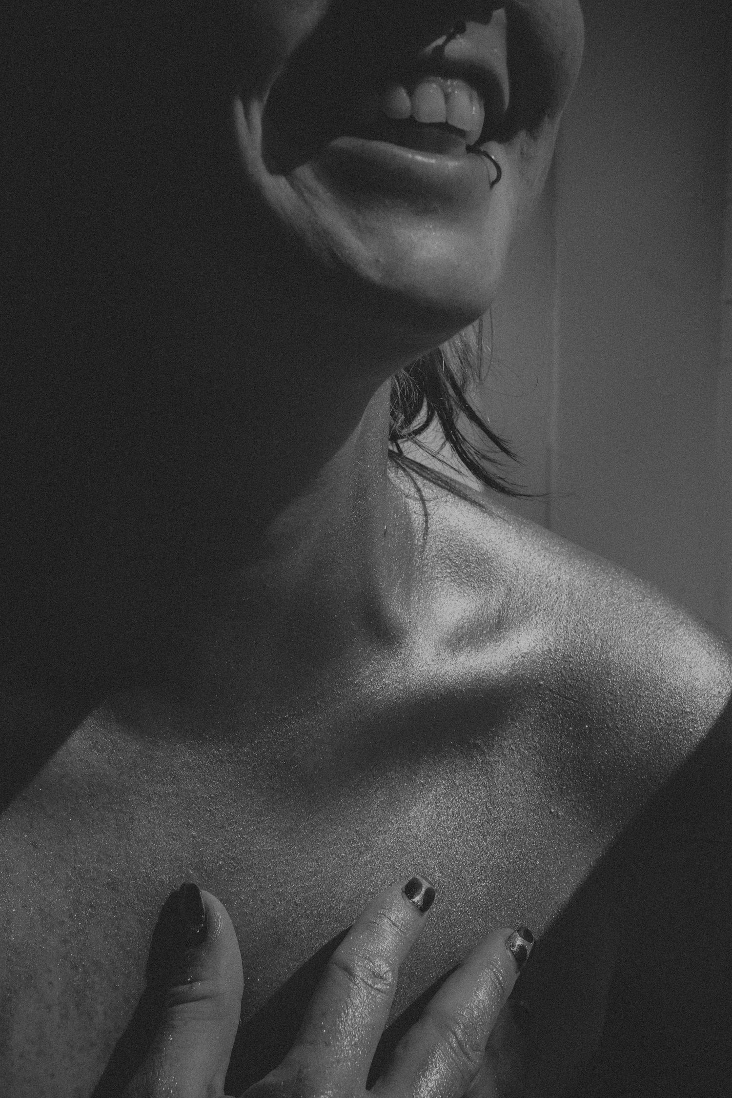 Zwart-wit portret van een vrouw tijdens een intieme boudoir fotoshoot