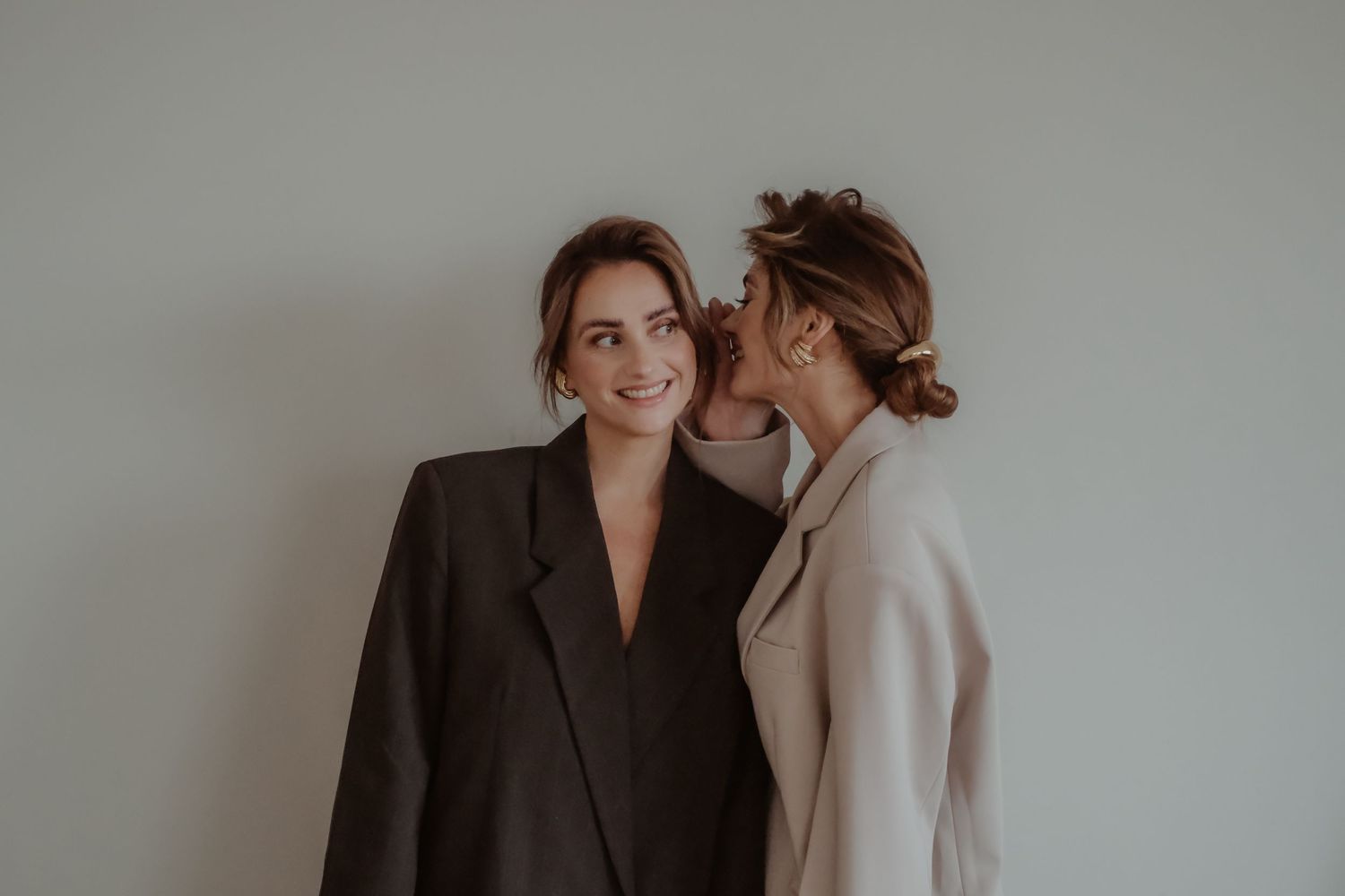 Twee vrouwelijke ondernemers samen tijdens een personal branding fotoshoot