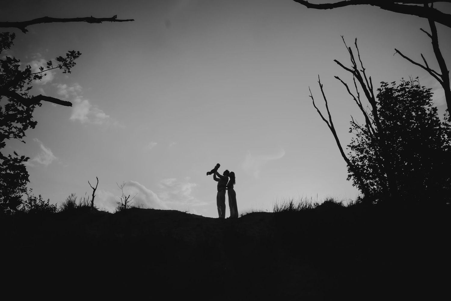 Zwart-wit silhouet van een fotoshoot in de natuur