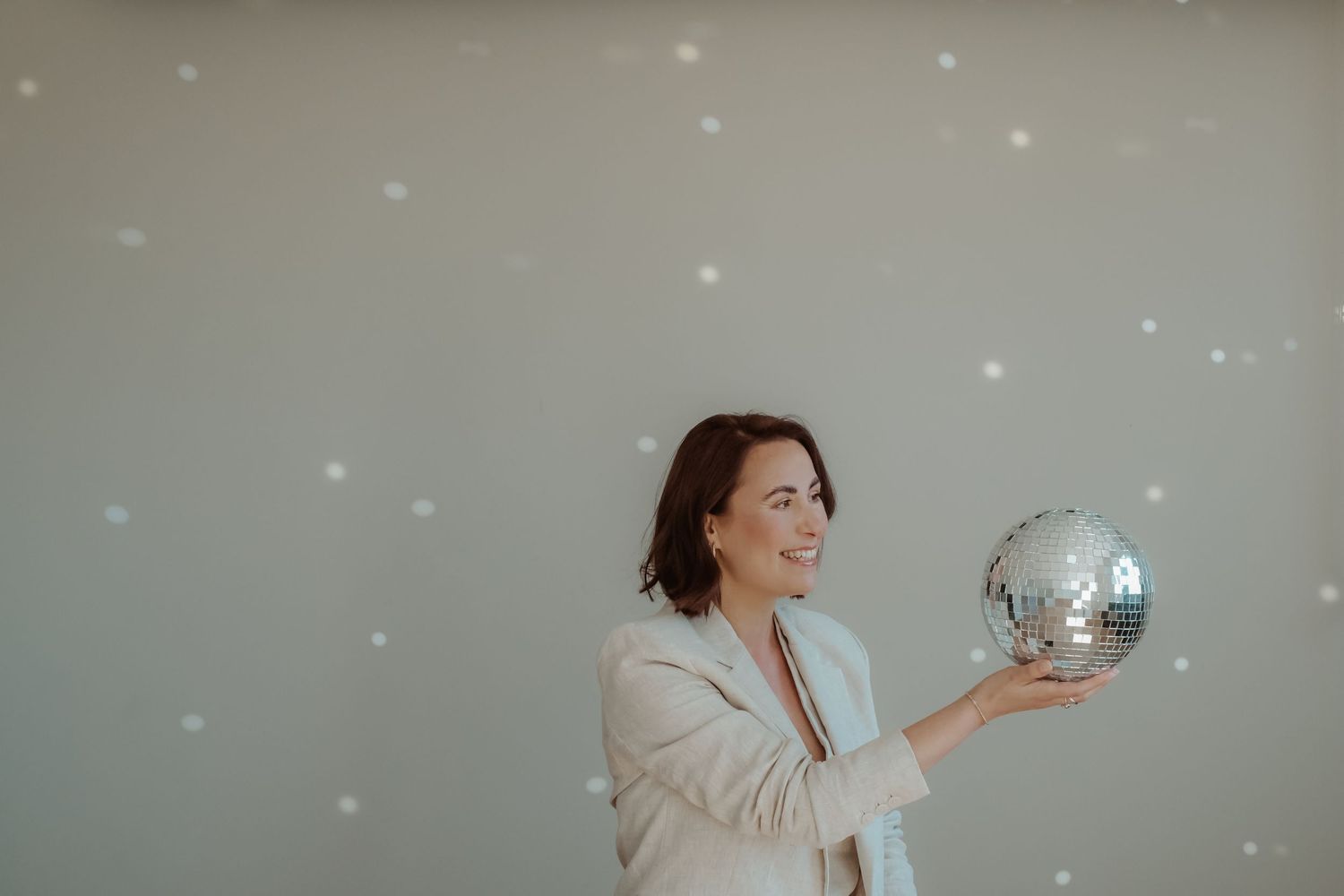 Vrouw met discobal tijdens een creatieve personal branding fotoshoot