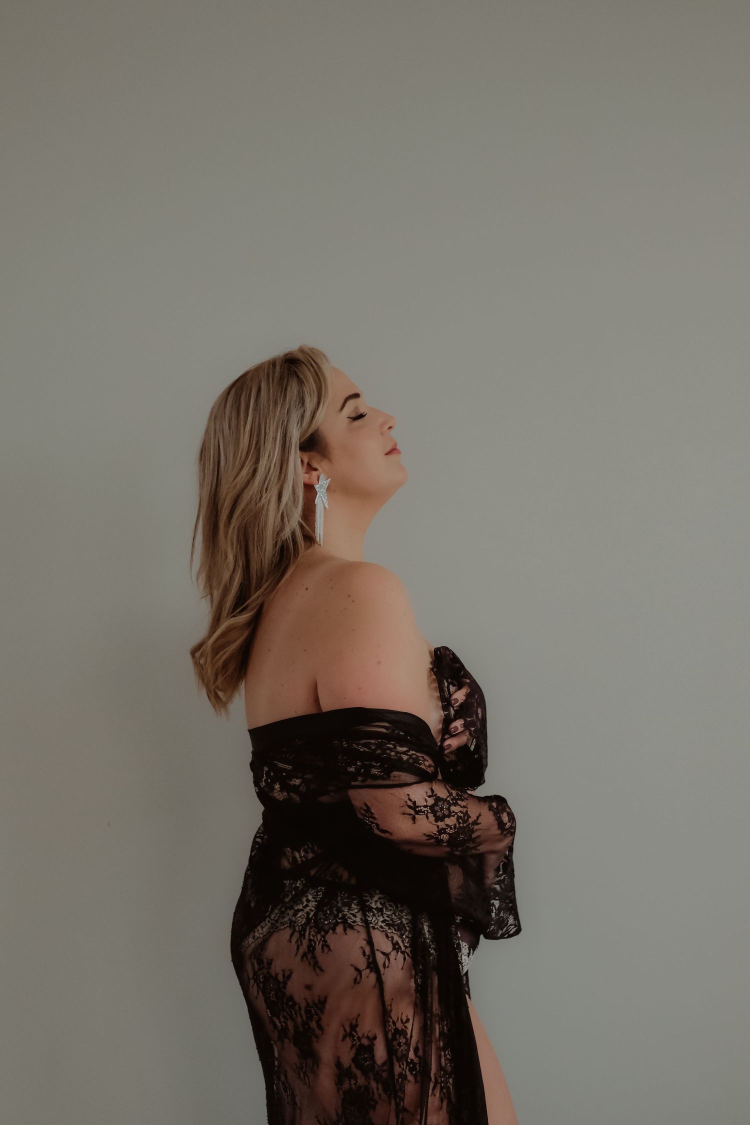 Vrouw poserend in zwarte lingerie tijdens een boudoir fotoshoot