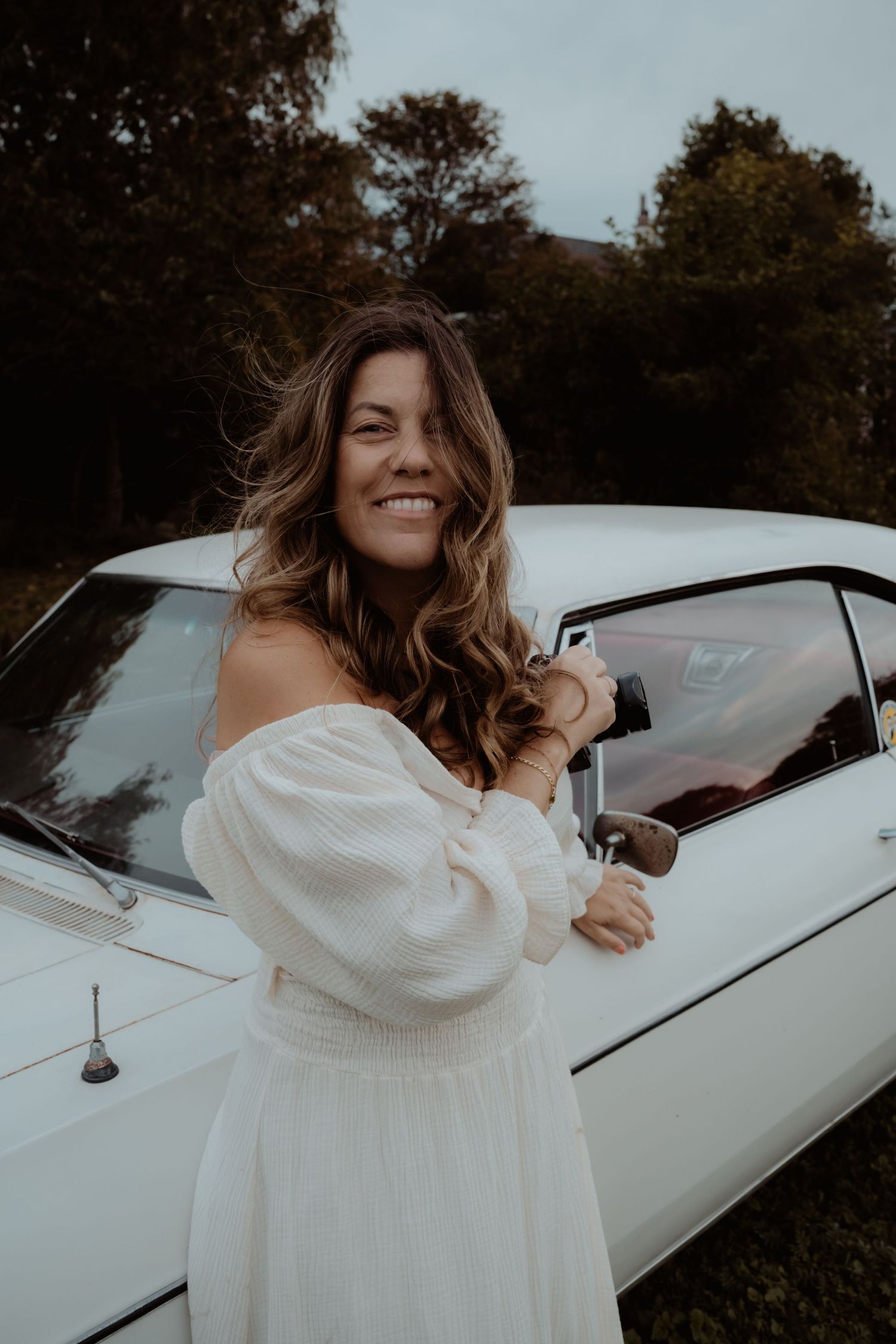 Vrouw met bloemen tijdens een ontspannen fotoshoot in de buitenlucht
