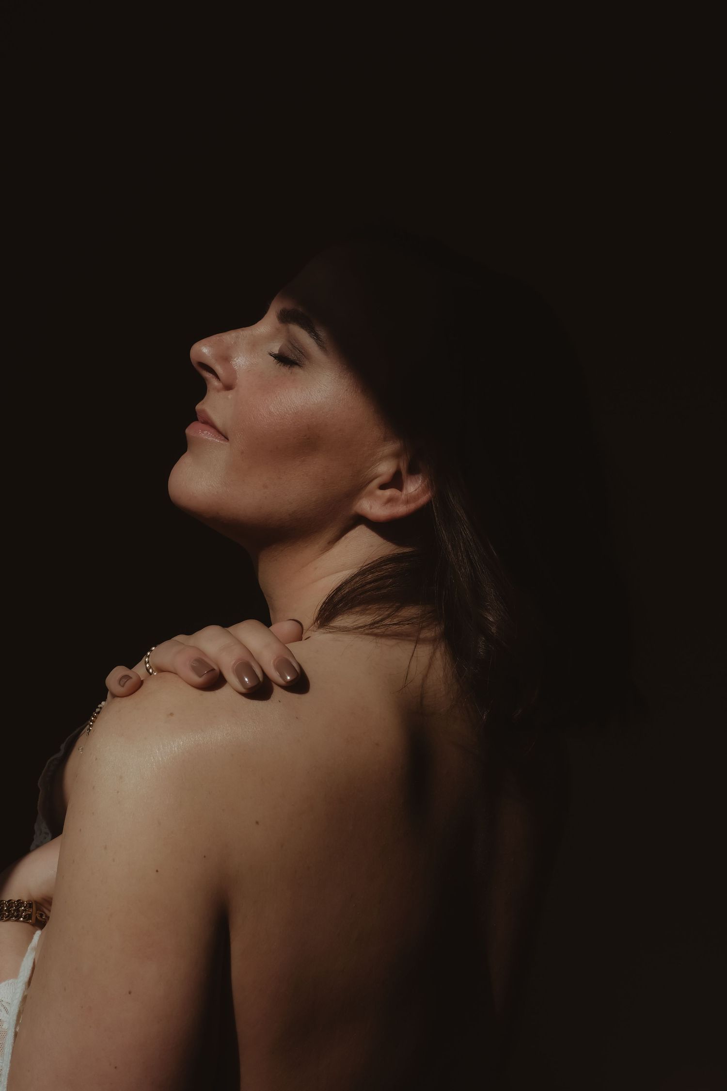 Sfeervol portret van een vrouw tijdens een intieme boudoir fotoshoot