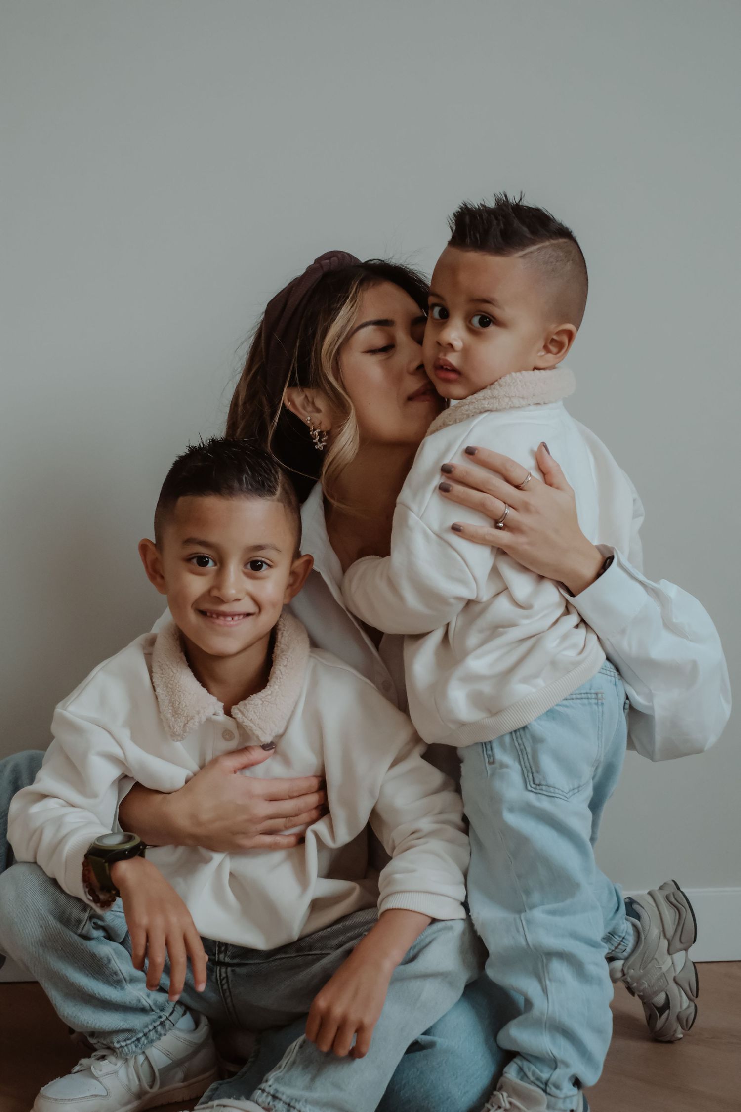 Moeder met haar twee kinderen tijdens een ontspannen motherhood fotoshoot