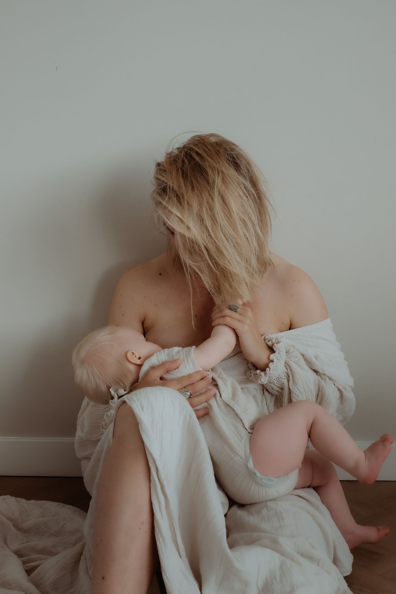 Moeder met haar baby tijdens een liefdevolle motherhood fotoshoot