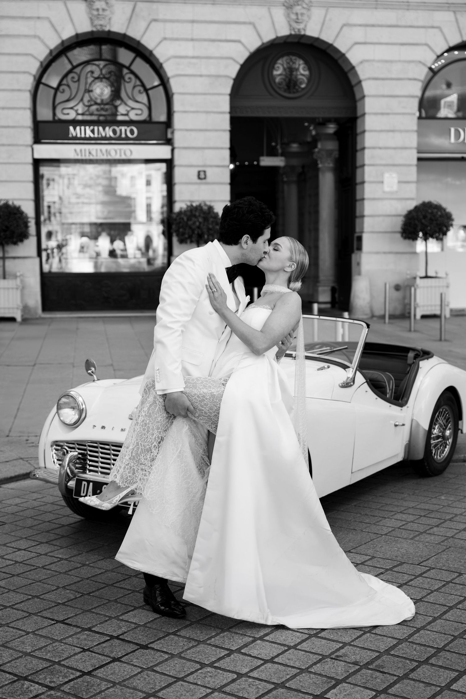 All inclusive elopement package in Paris with a vintage car