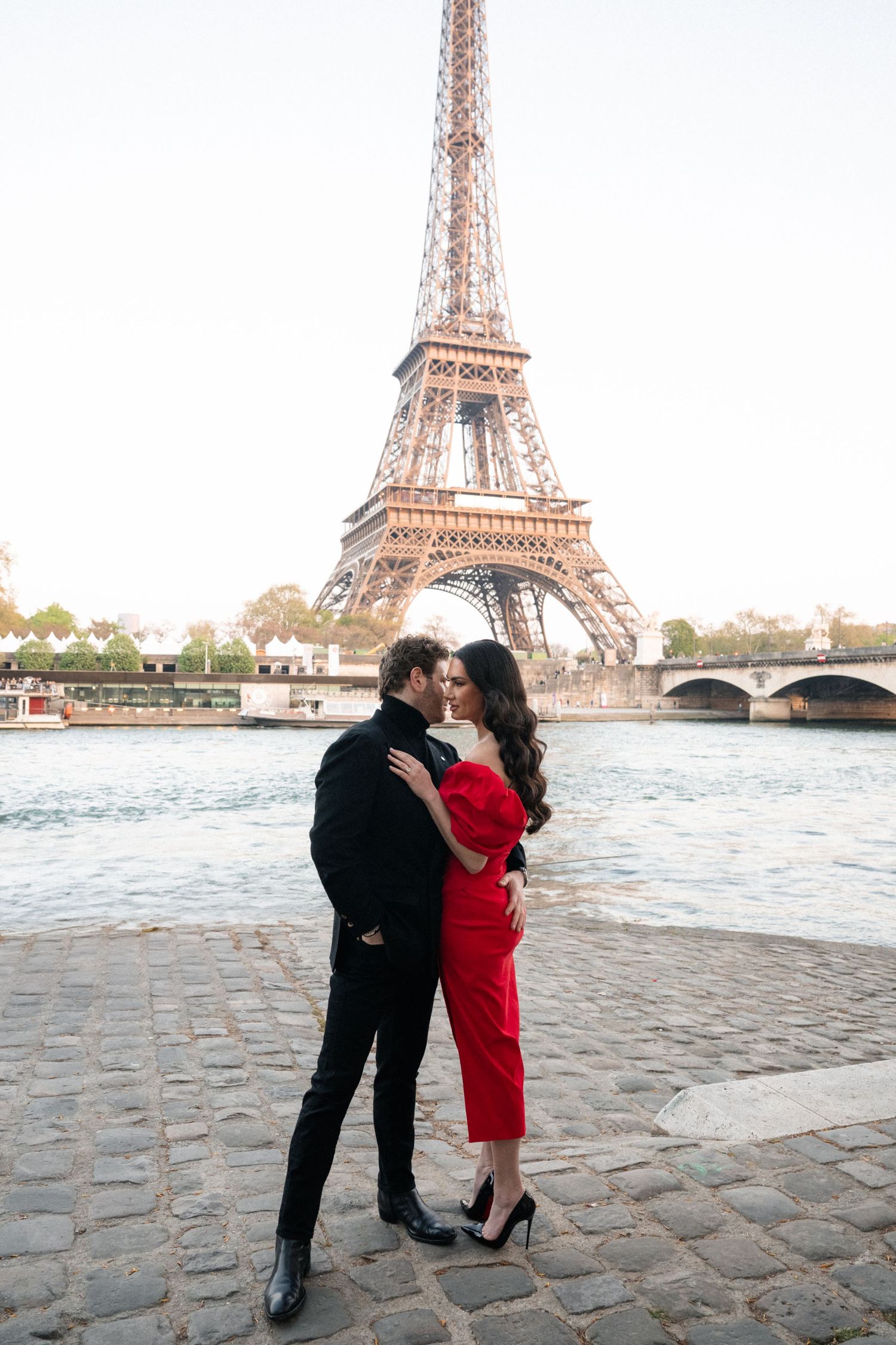 street photo eiffel tower groom and bride