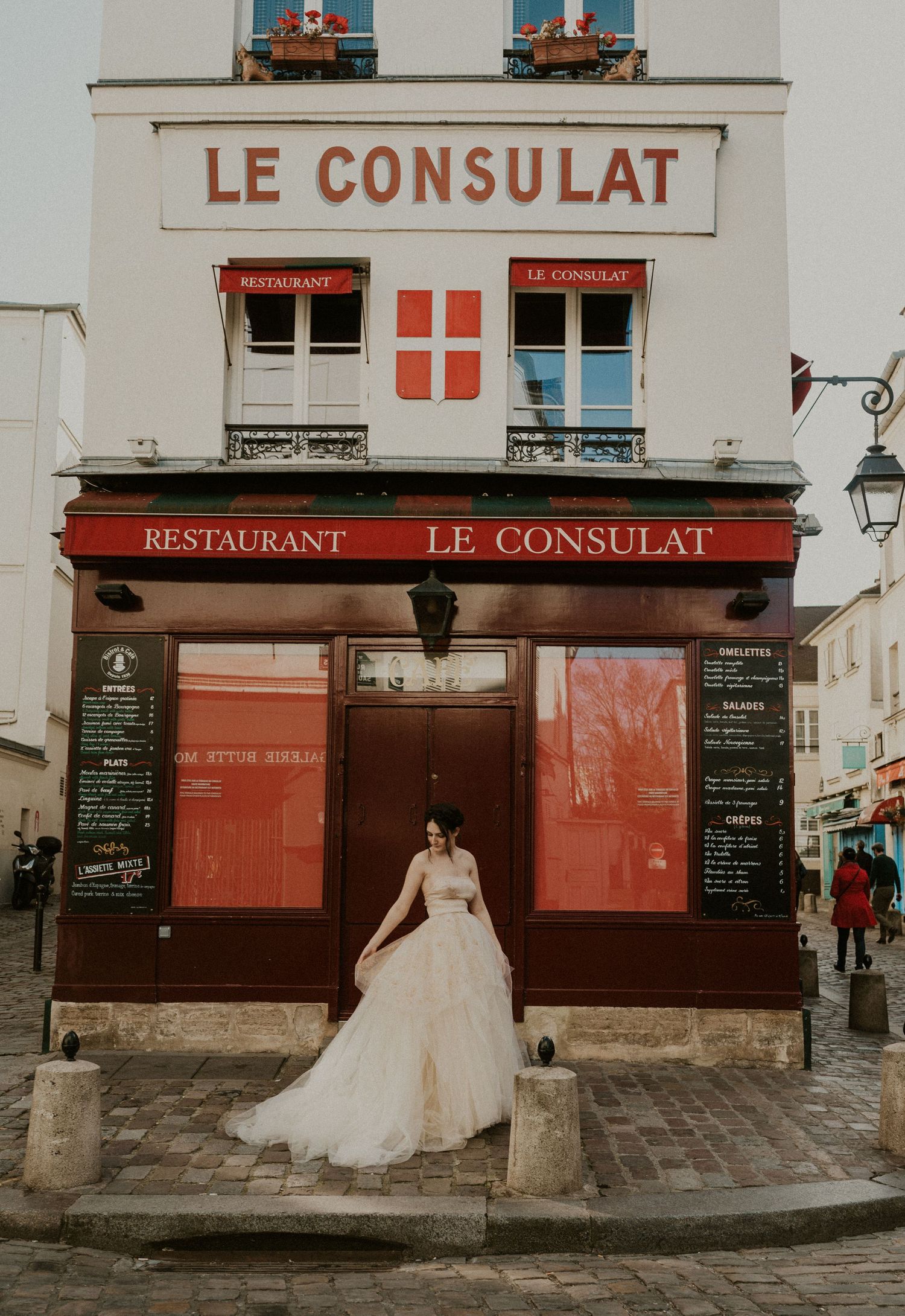 Wedding photography in front of the historic Le Consulat restaurant in Paris.
