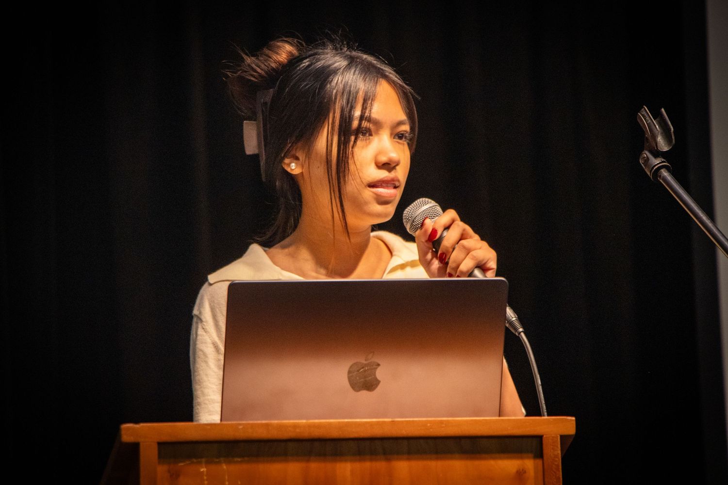 Freshman Rayna Borah grips the mic, facing judges as she pitches her startup at UCSC Startup Club’s Ideathon.