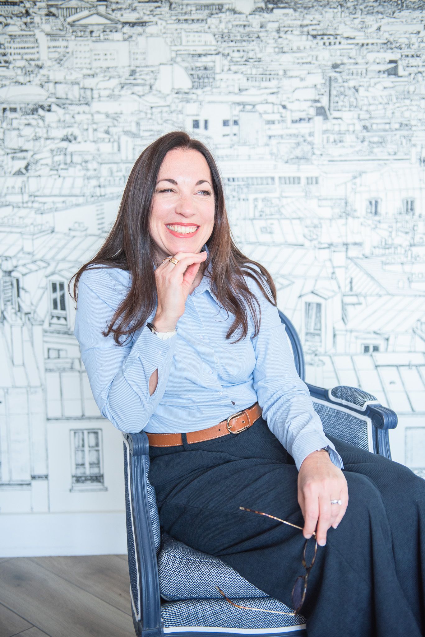 La décoratrice d'intérieur Lise Dupin-Denisart, souriante, lors de son shooting d'image de marque dans son appartement Parisien.