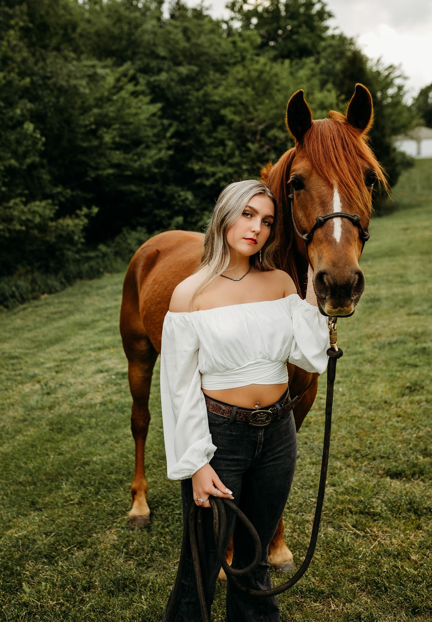 senior farm photos with a horse located in madisonville Kentucky