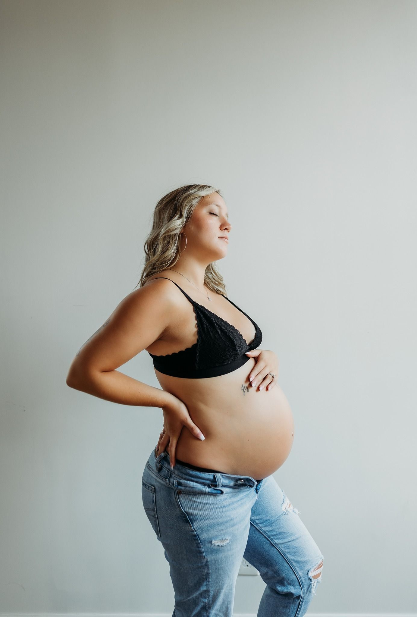 maternity session in madisonville Kentucky at the southern belle building