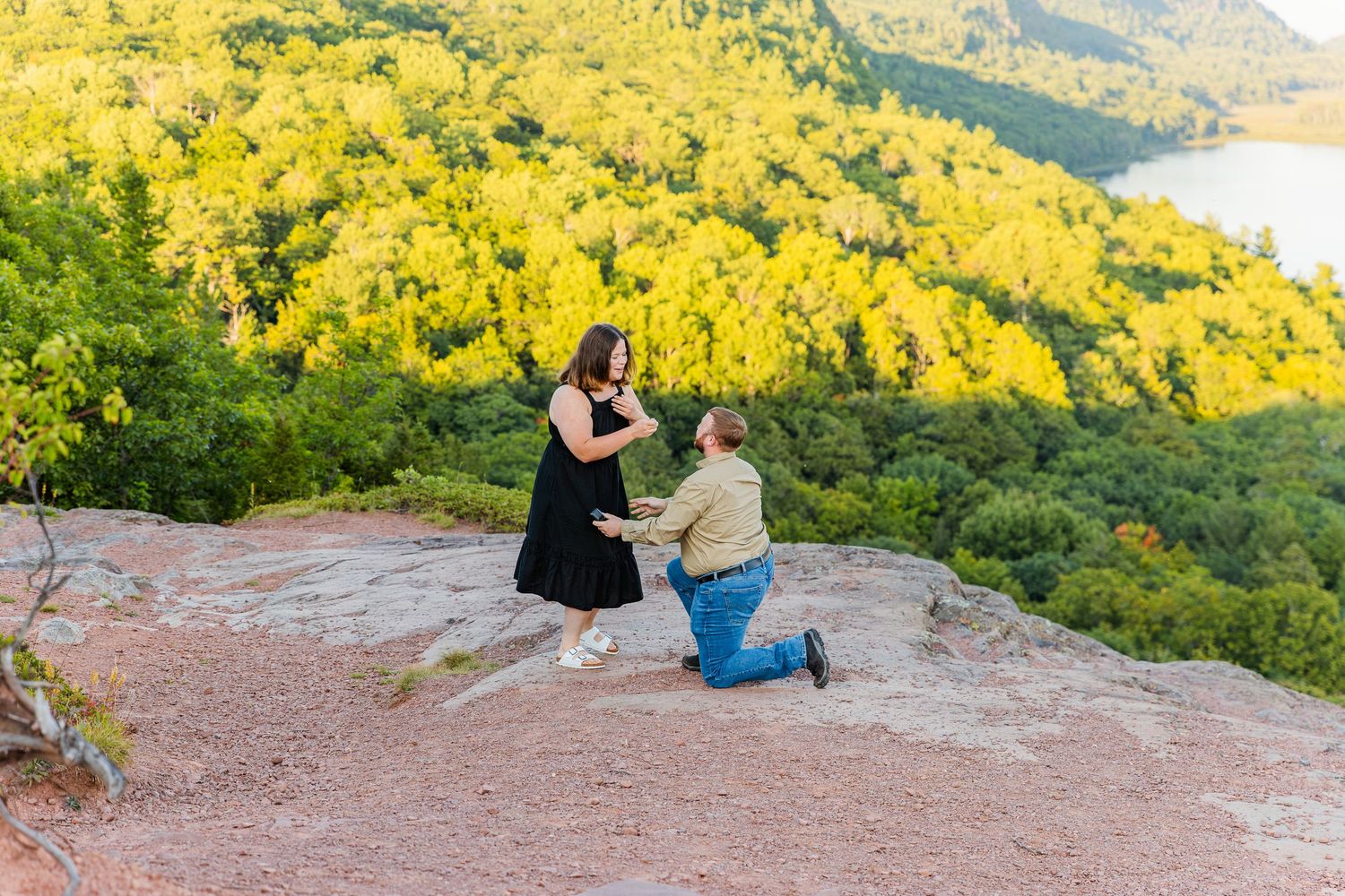 lake of the clouds engagement photographer