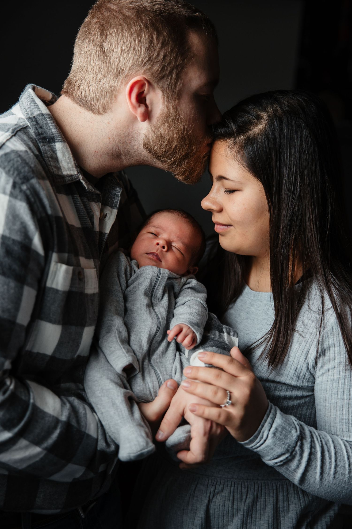 Bemidji family cuddles newborn for newborn photos