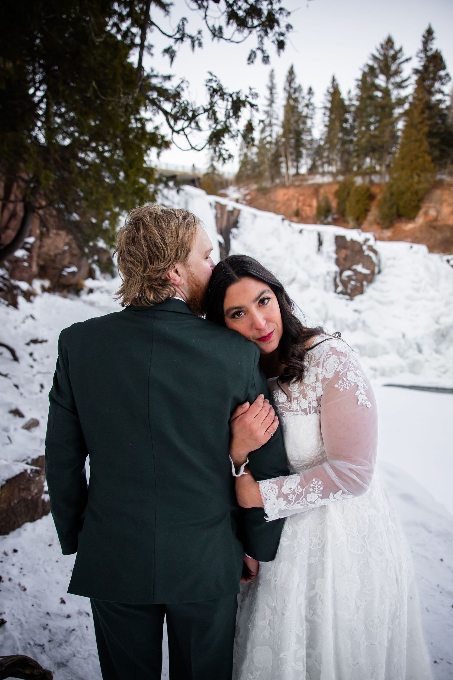 Northern Minnesota photographer takes photos of couple during their elopement at Gooseberry falls State park