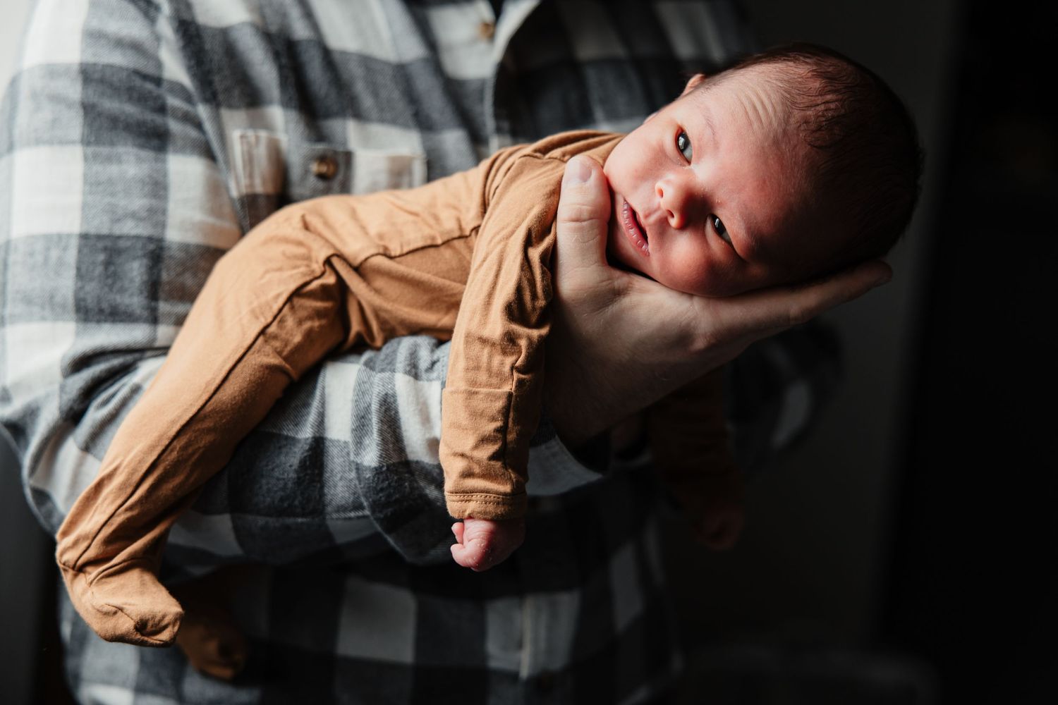 Dad holds baby for newborn photos in Bemidji, MN