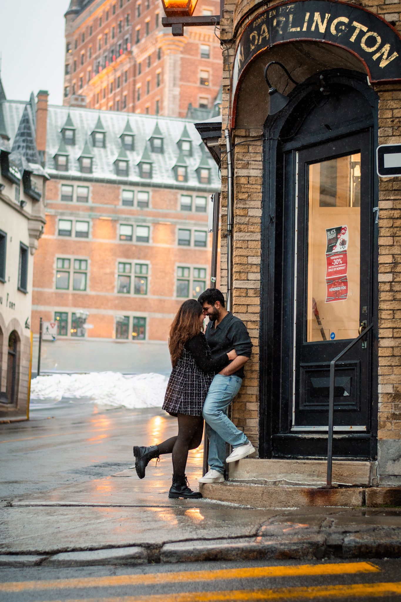 Couple photography at Château Frontenac in Old Québec. Ideal for engagements, anniversaries, and romantic photoshoots in Québec City.