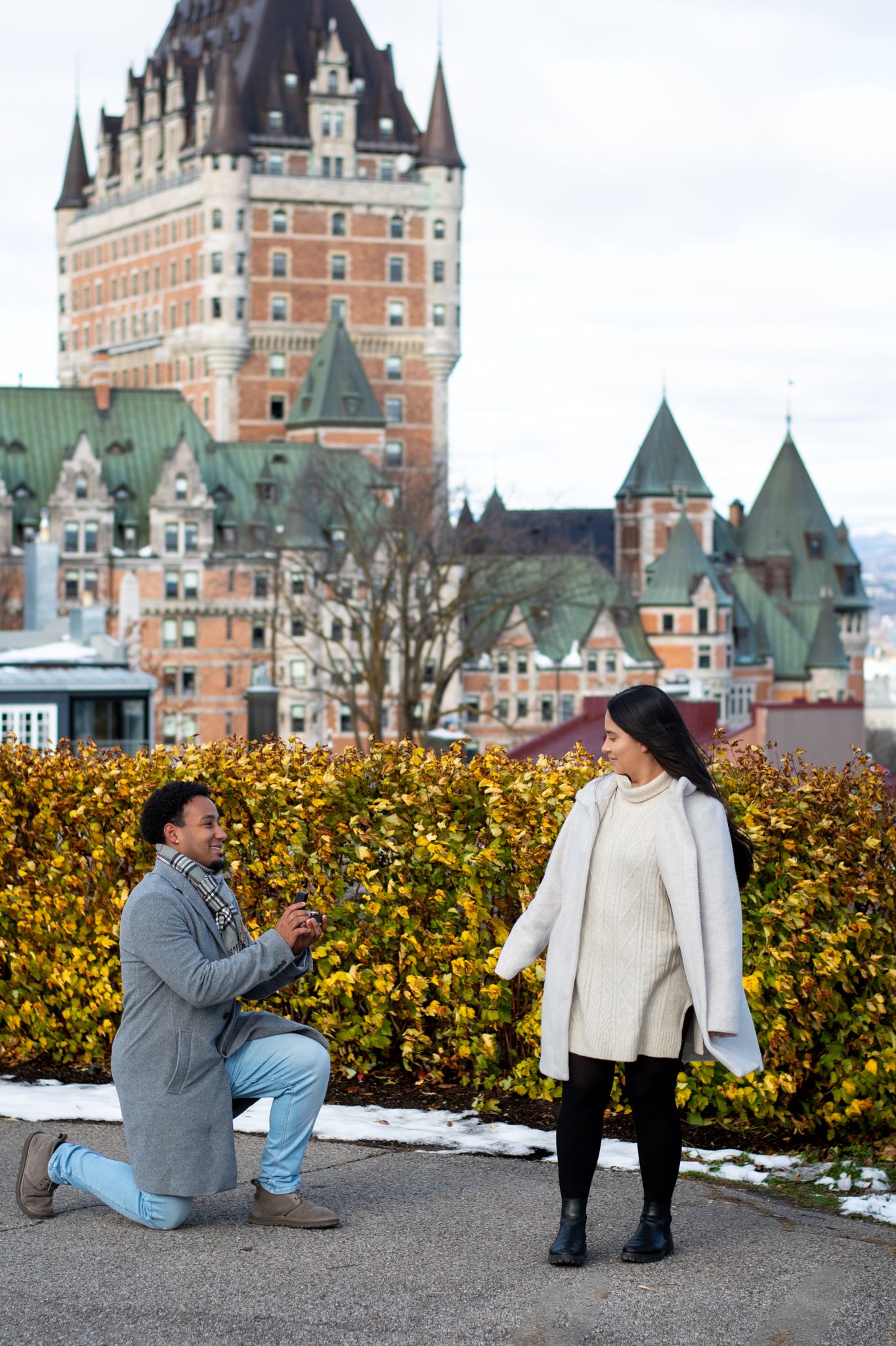 Capture your love with a couple photoshoot at Château Frontenac in Old Québec. Romantic, authentic images in the heart of Québec City.