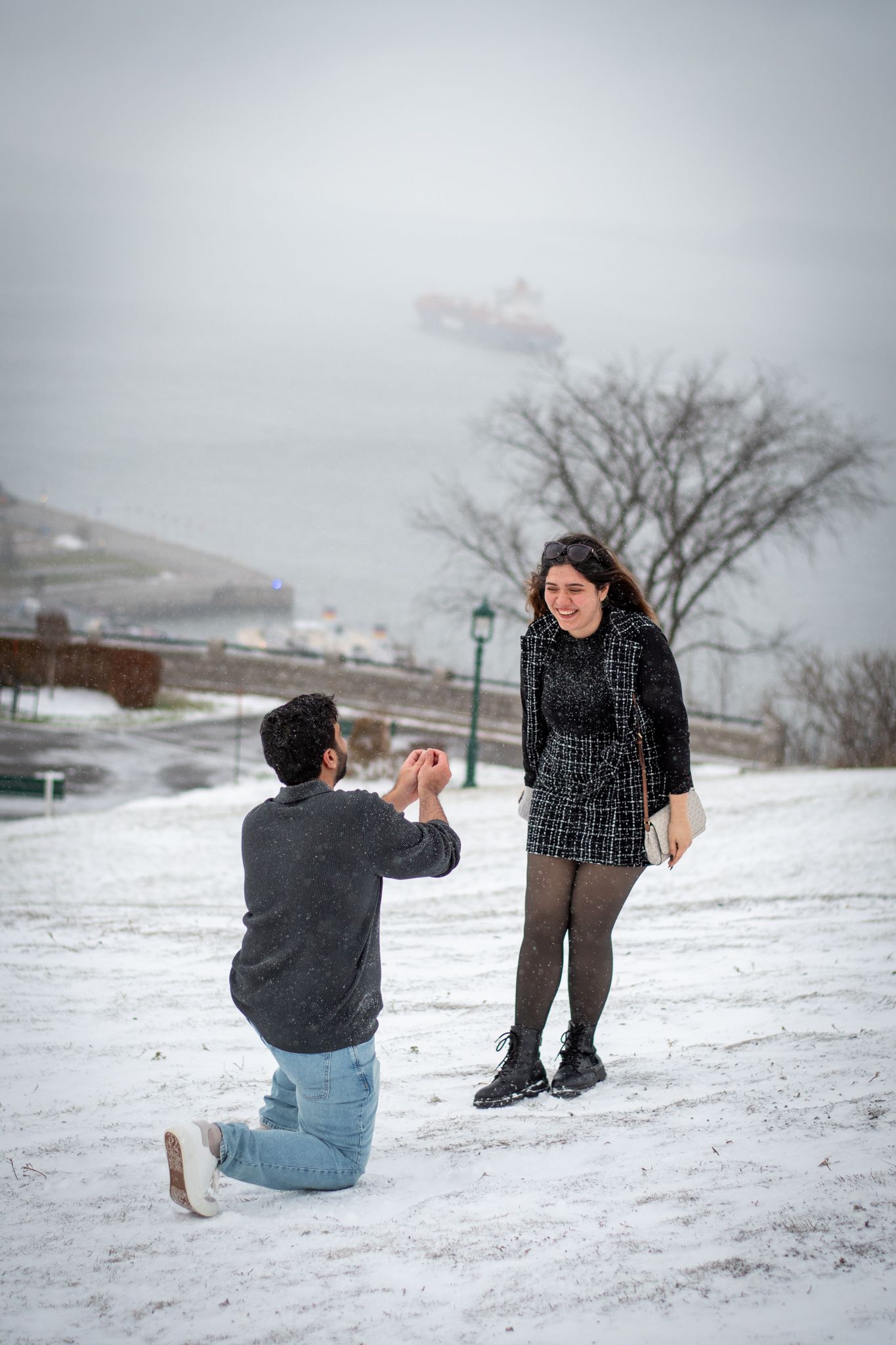 Couple photography at Château Frontenac in Old Québec. Ideal for engagements, anniversaries, and romantic photoshoots in Québec City.